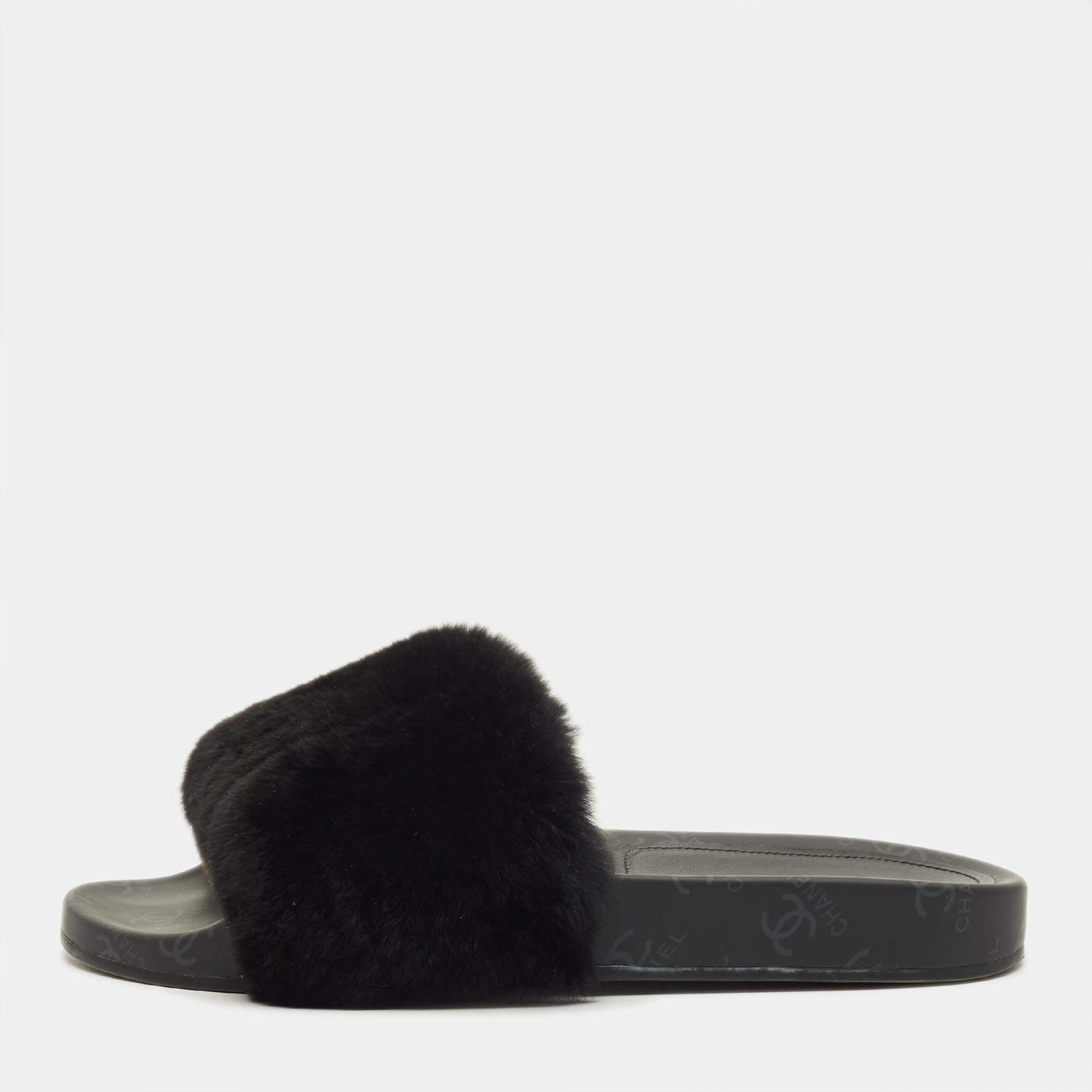 Pre Owned Chanel Size 40 Black Rabbit Fur Pool Slide 