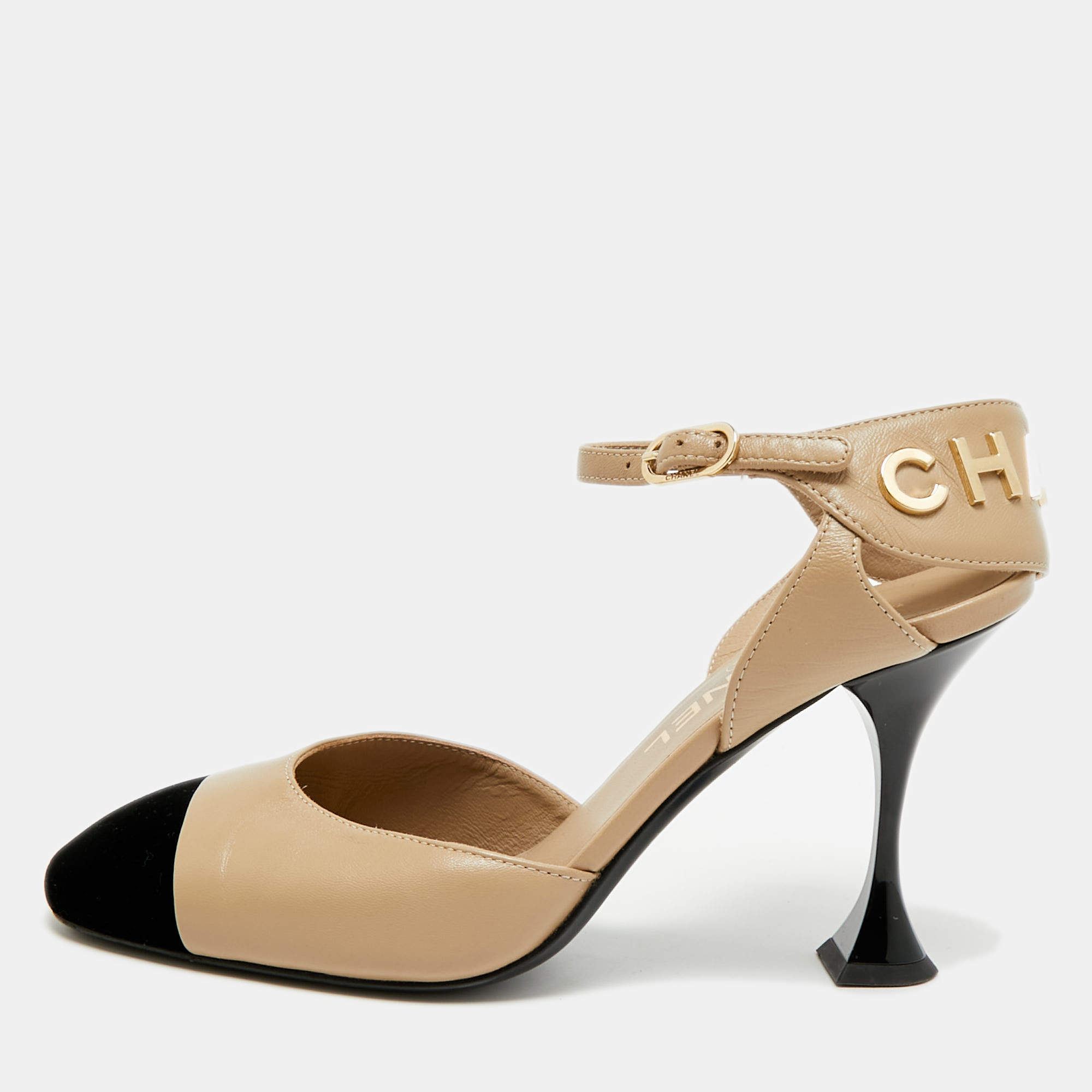 Pre Owned حذاء كعب عالي شانيل مقدمة جلد ومخمل بلون بيج/أسود مع حزام خلفي مقاس 36.5