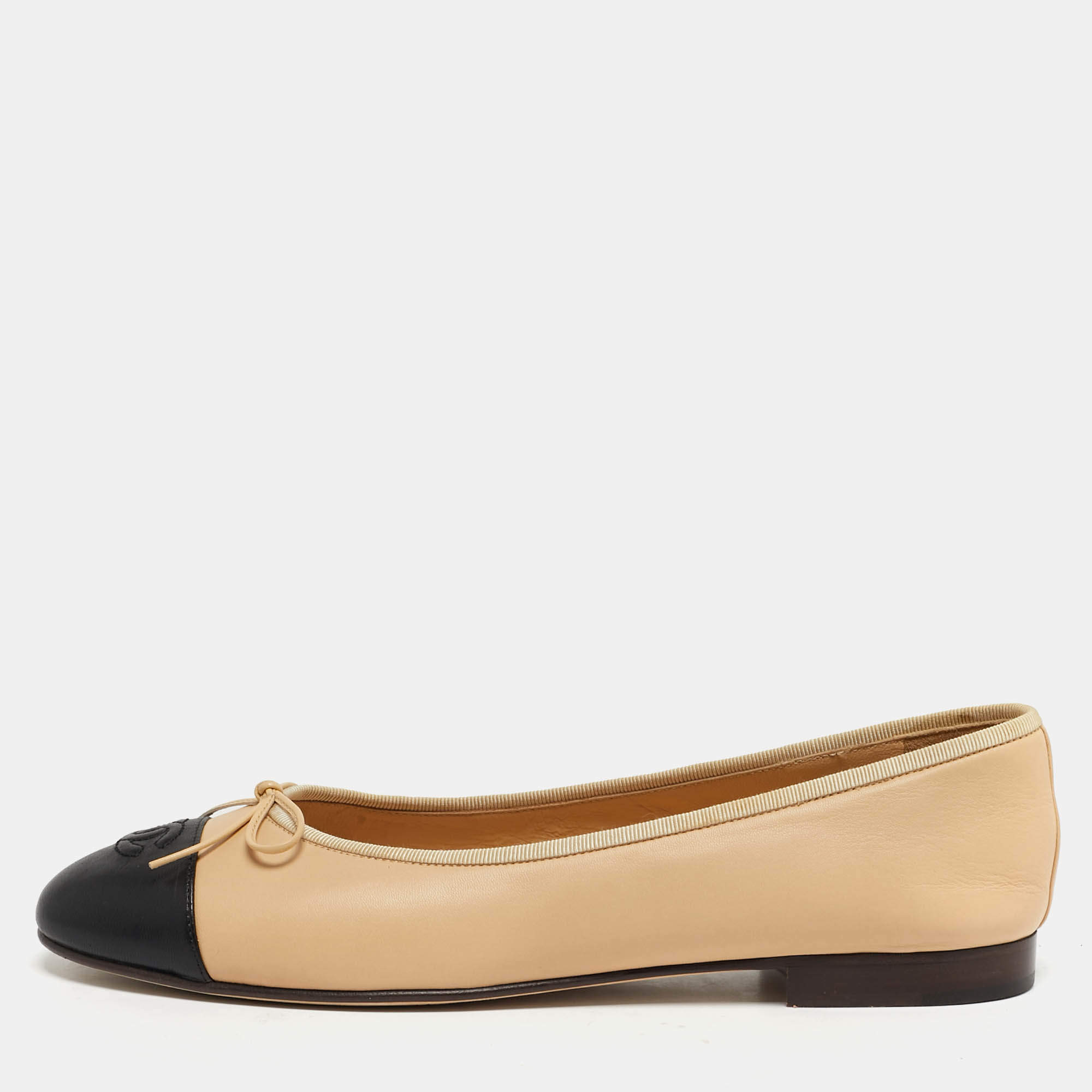 مملوكة مسبقًا Chanel CC Size 42 Beige/Black Leather Ballet Flats