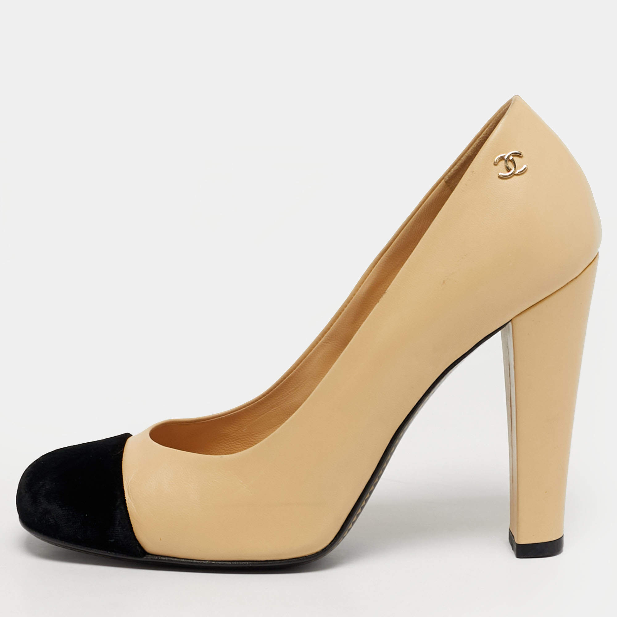 Pre Owned Chanel CC Size 38.5 Beige/Black Velvet Cap Toe Block Heel Pumps