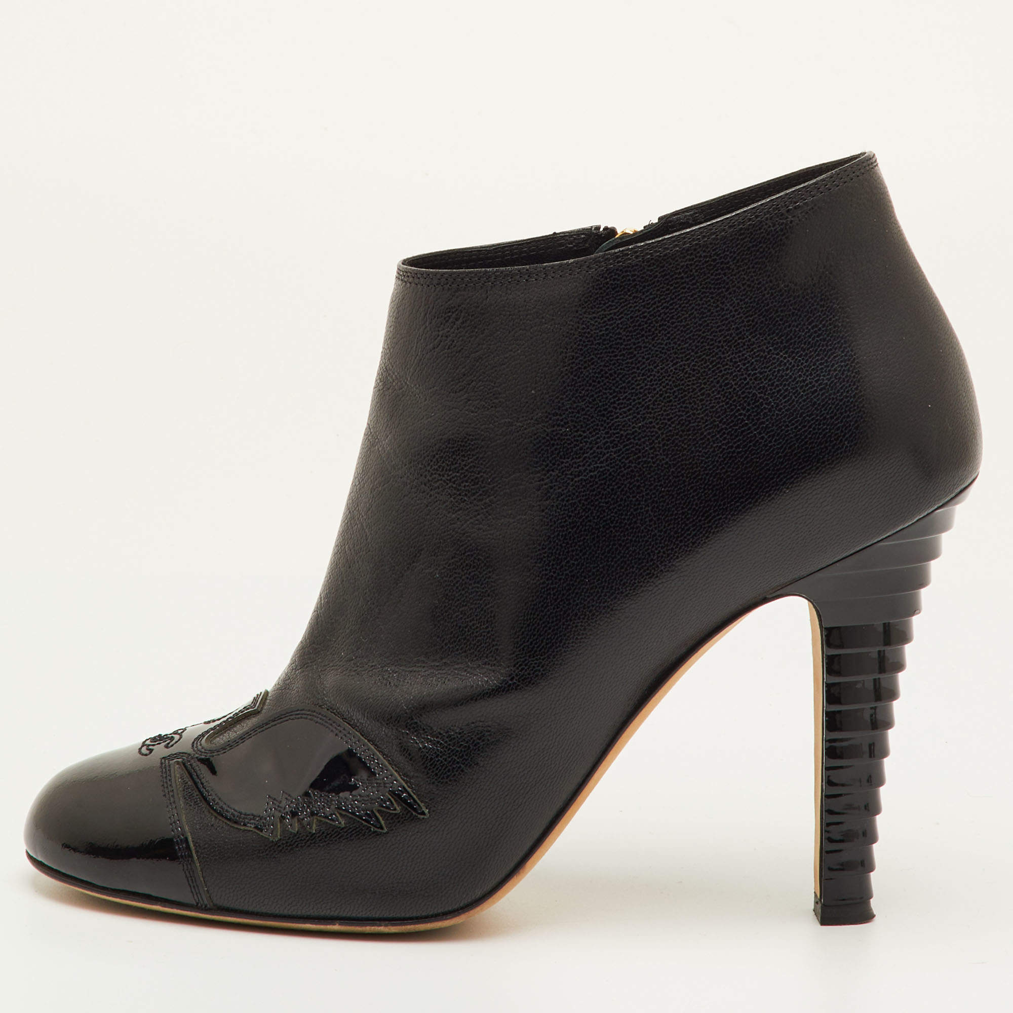 مملوكة مسبقًا Chanel CC Size 40.5 Black Leather and Patent Leather Ankle Length Boots