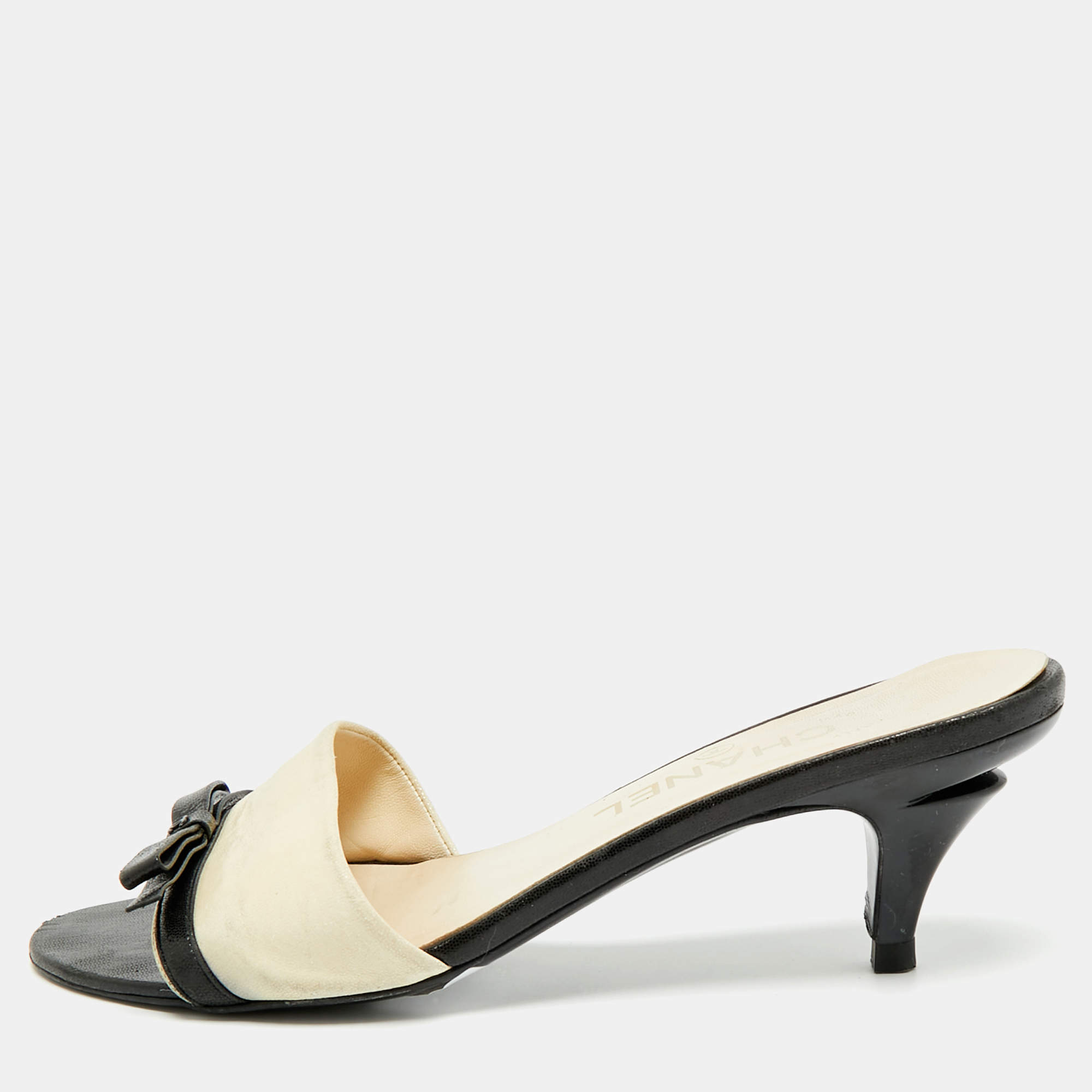 مملوكة مسبقًا Chanel Size 38.5 Black Leather Bow Slide Sandals