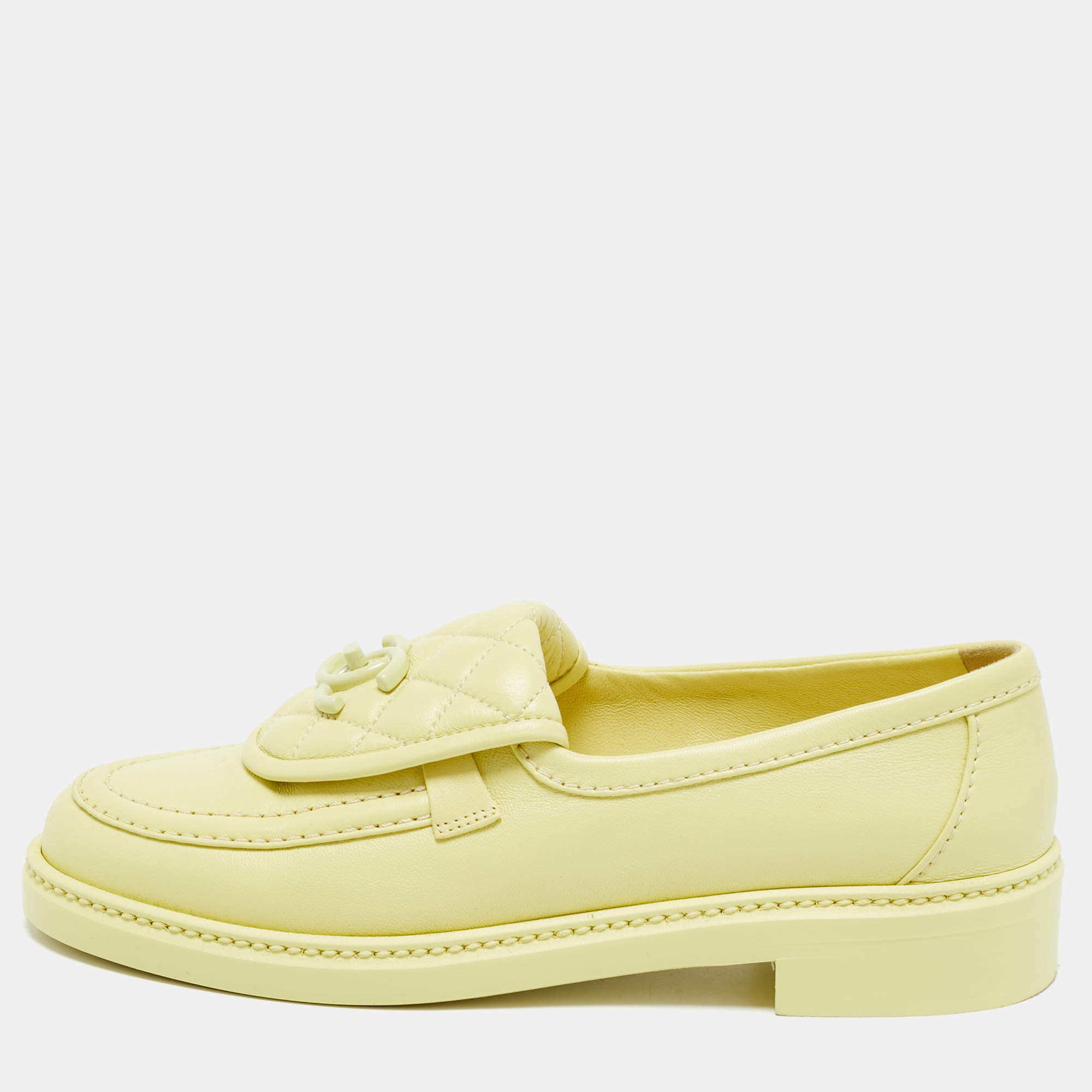 مملوكة مسبقًا Chanel CC Size 37.5 Cream Quilted Leather CC Turnlock Loafers