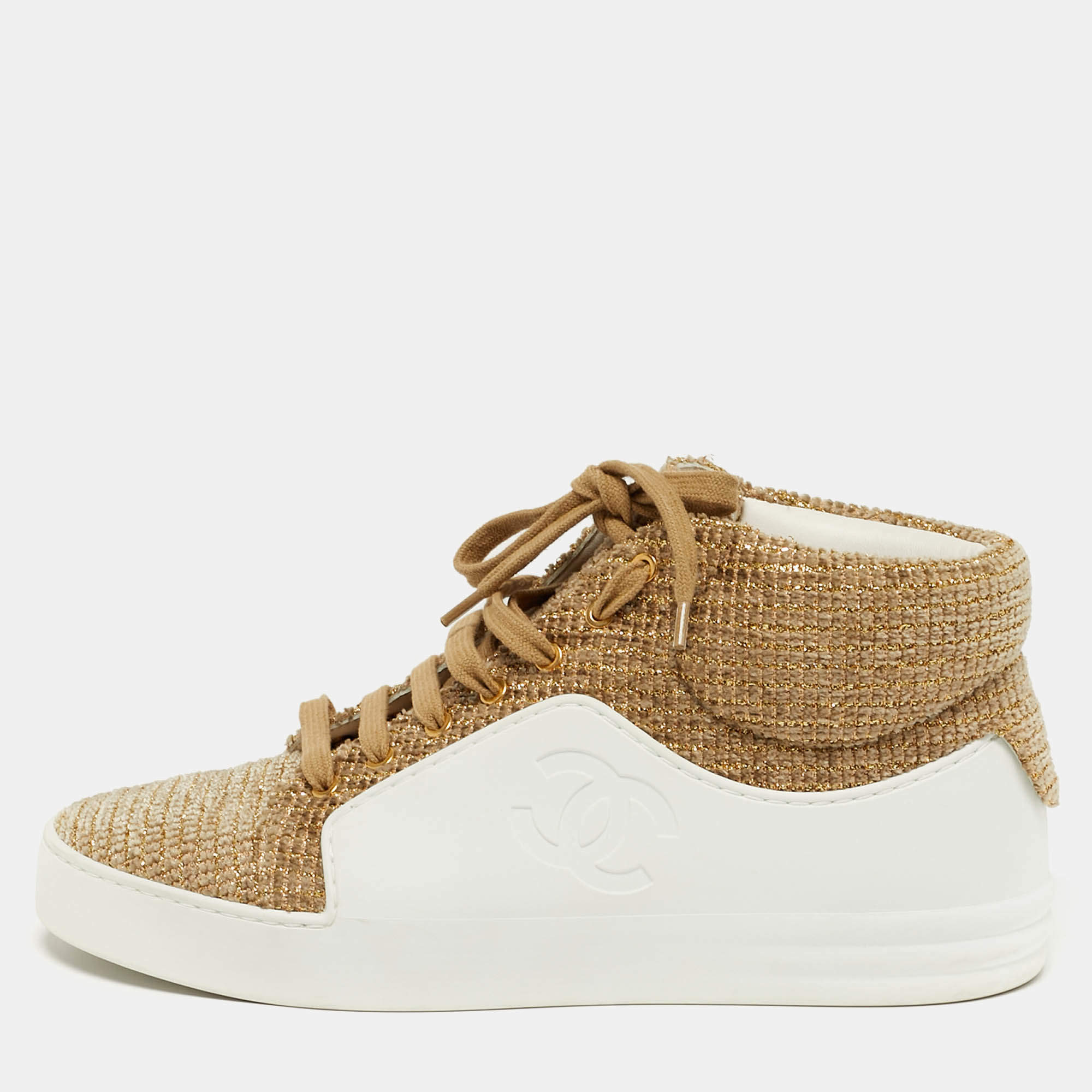 مملوكة مسبقًا حذاء رياضي عالي القمة شانيل مطاط وقماش تويد أبيض/ذهبي مقاس 38.5