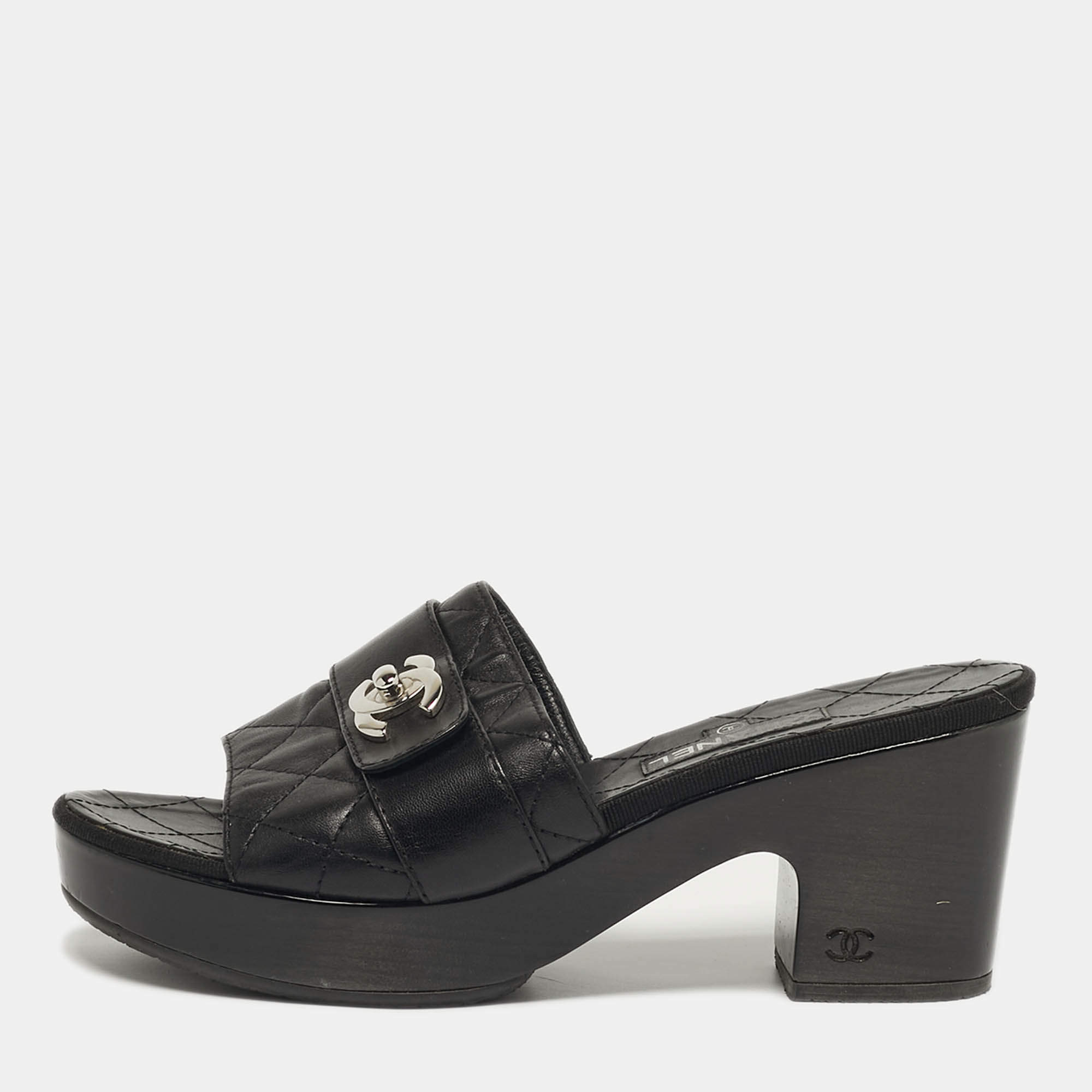 مملوكة مسبقًا صندل سلايد شانيل بكعب مرتفع بحزام قفل بحجم 37.5 جلد مبطن أسود