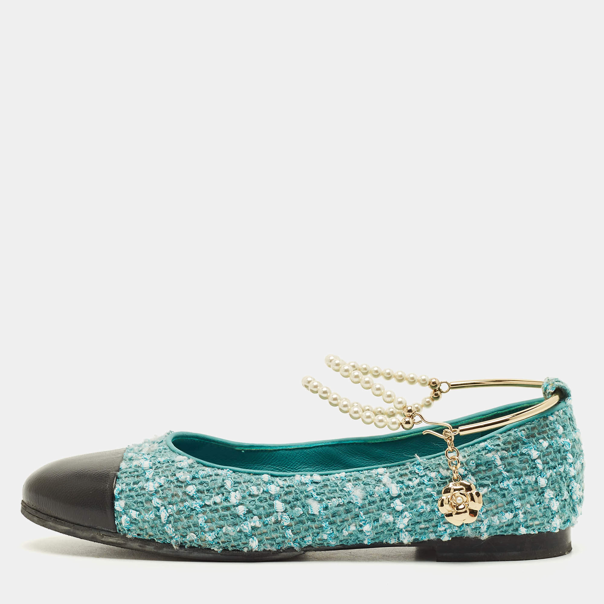 مملوكة مسبقًا حذاء فلات شانيل جلد أزرق وتويد سلسلة كاحل مزينة بلآلئ وهمية مقاس 37.5