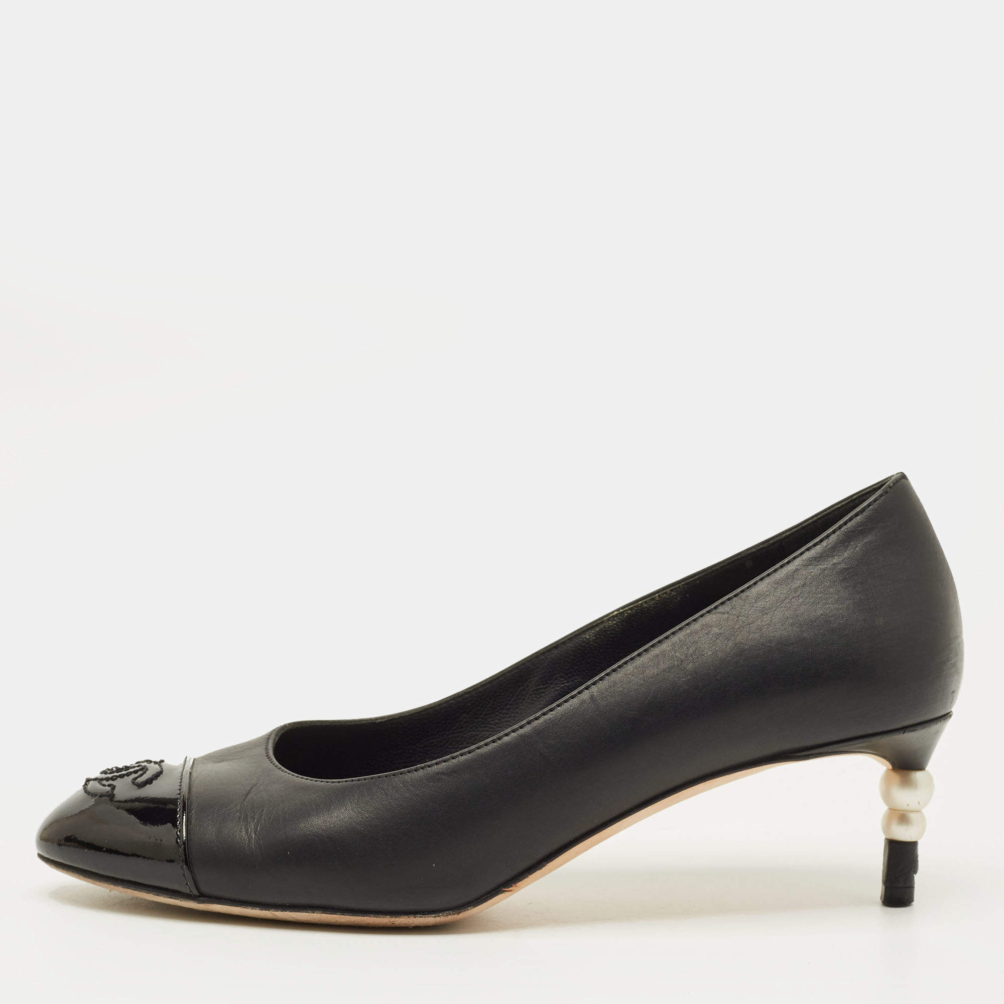 Pre Owned حذاء كعب عالي شانيل جلد أسود ولميع لؤلؤ صناعي مقاس 36