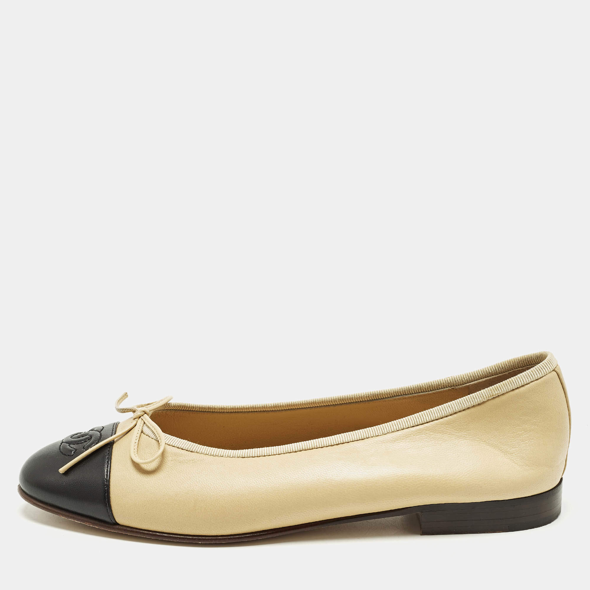 مملوكة مسبقًا Chanel CC Size 36.5 Beige/Black Leather Ballet Flats