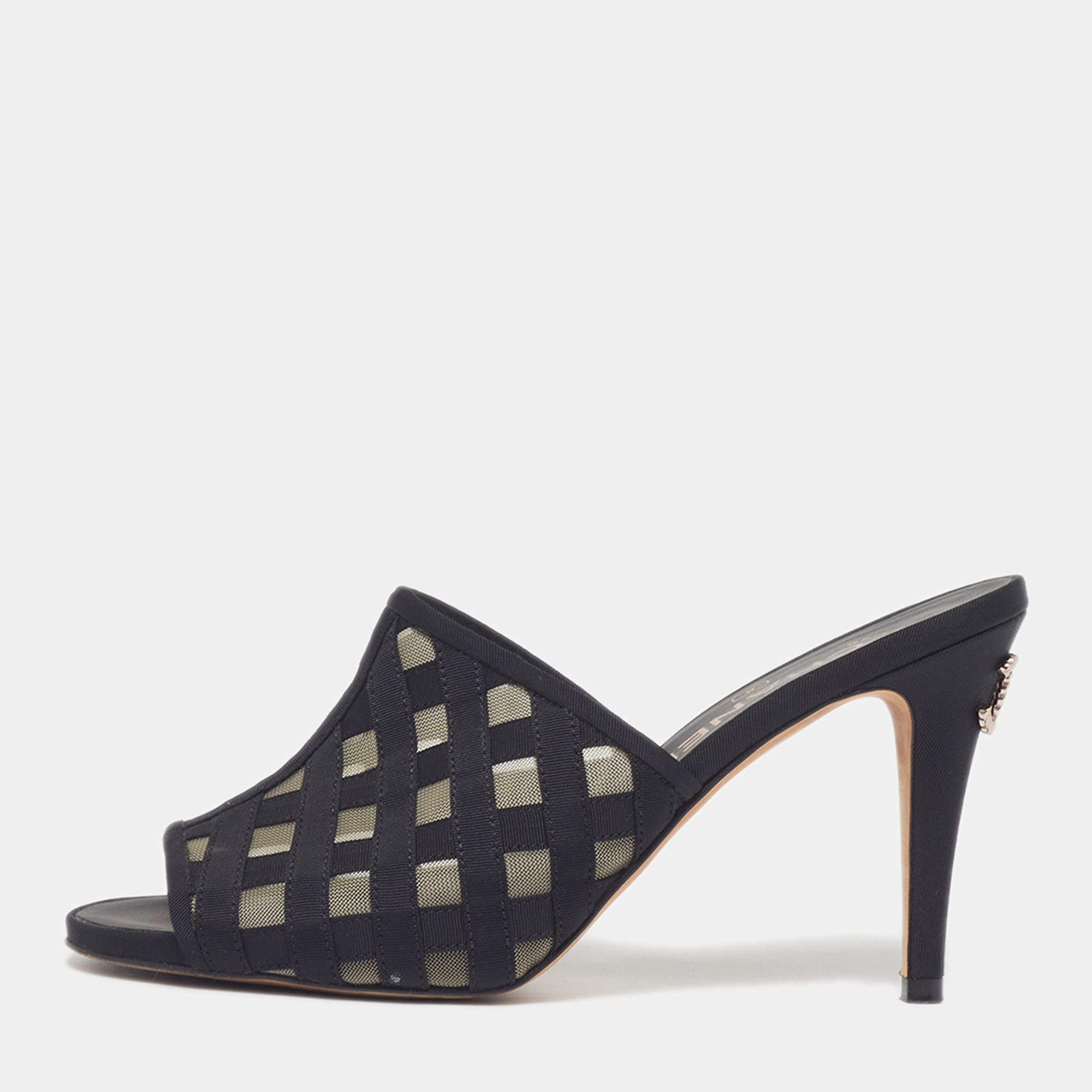 مملوكة مسبقًا Chanel CC Size 37 Black Canvas and Grosgrain Mules