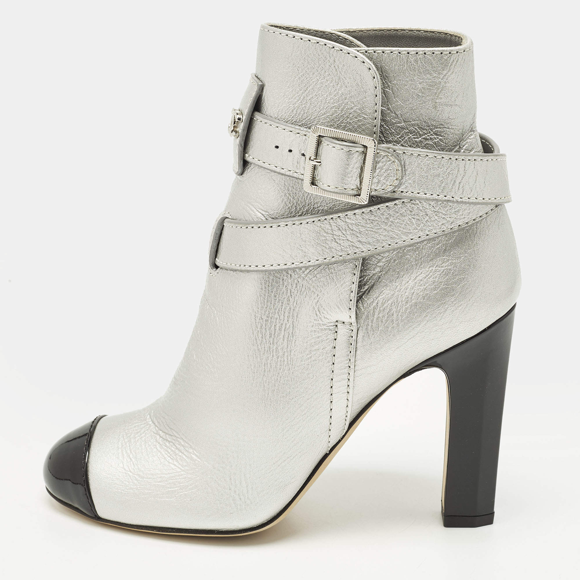 Pre Owned حذاء بوت كاحل شانيل CC جلد أسود وبرّاق مقاس 40.5