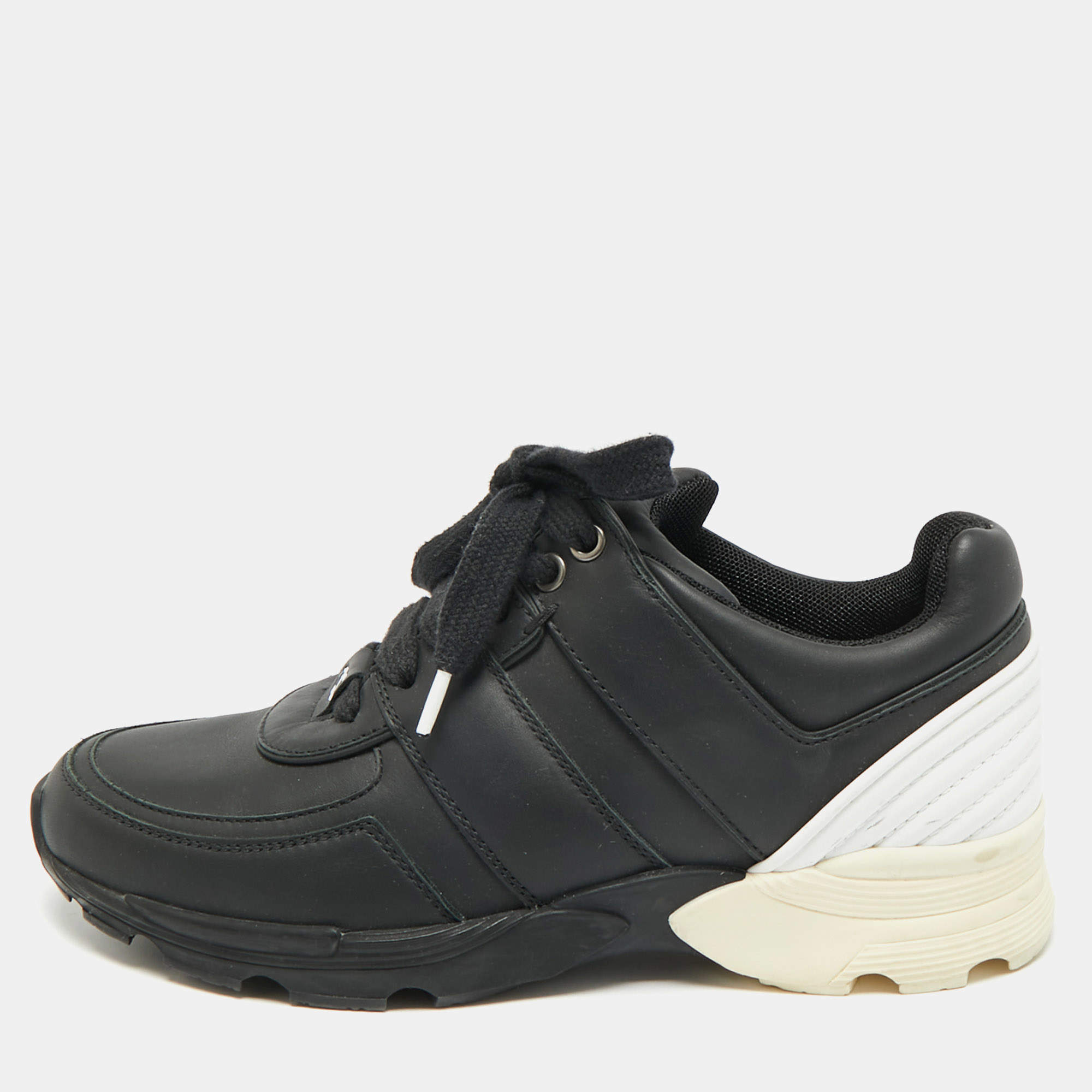 Pre Owned حذاء رياضي شانيل سي سي جلد أبيض/أسود برباط شعار مقاس 35