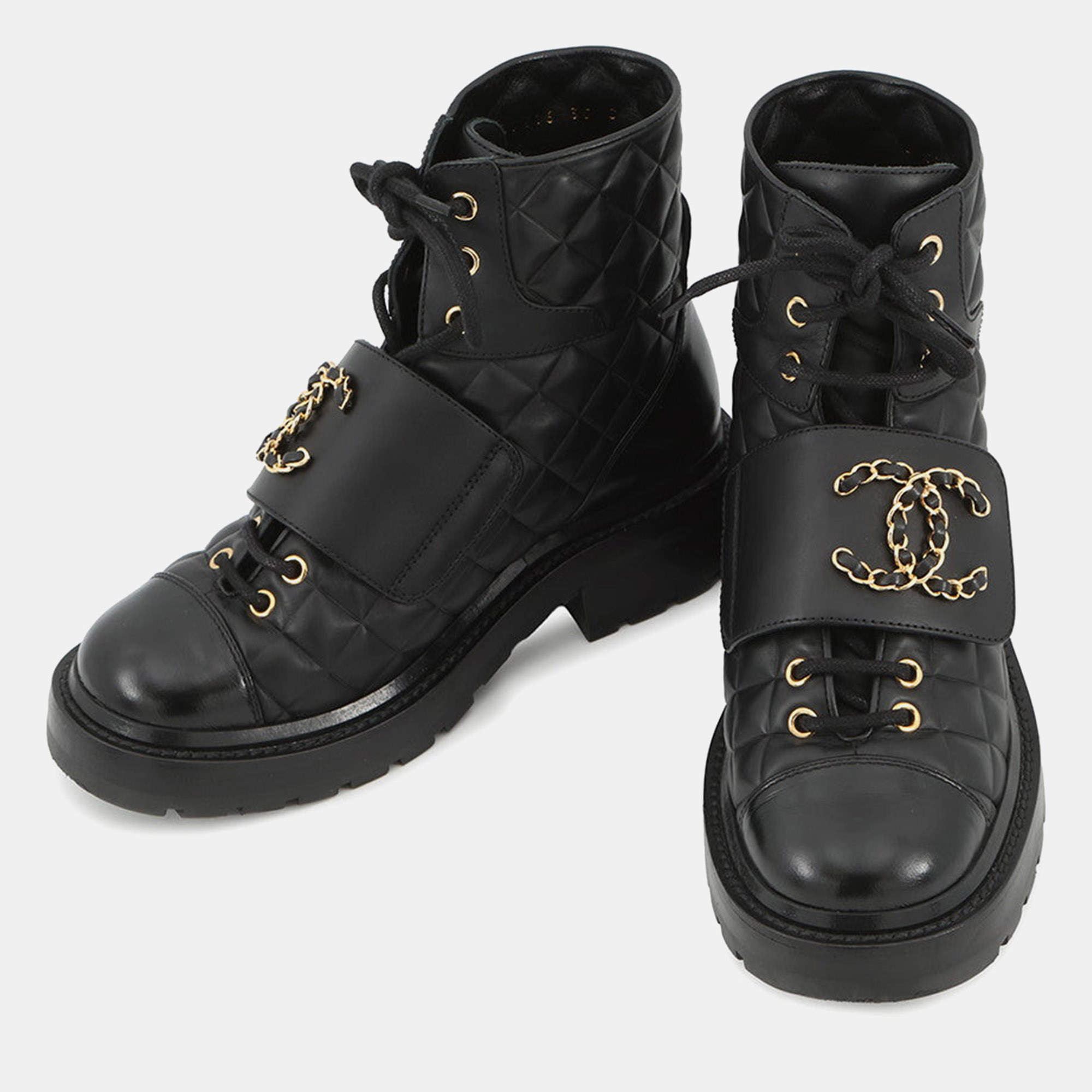 Pre Owned بوت قصير شانيل CC شعار جلد أسود مقاس 35