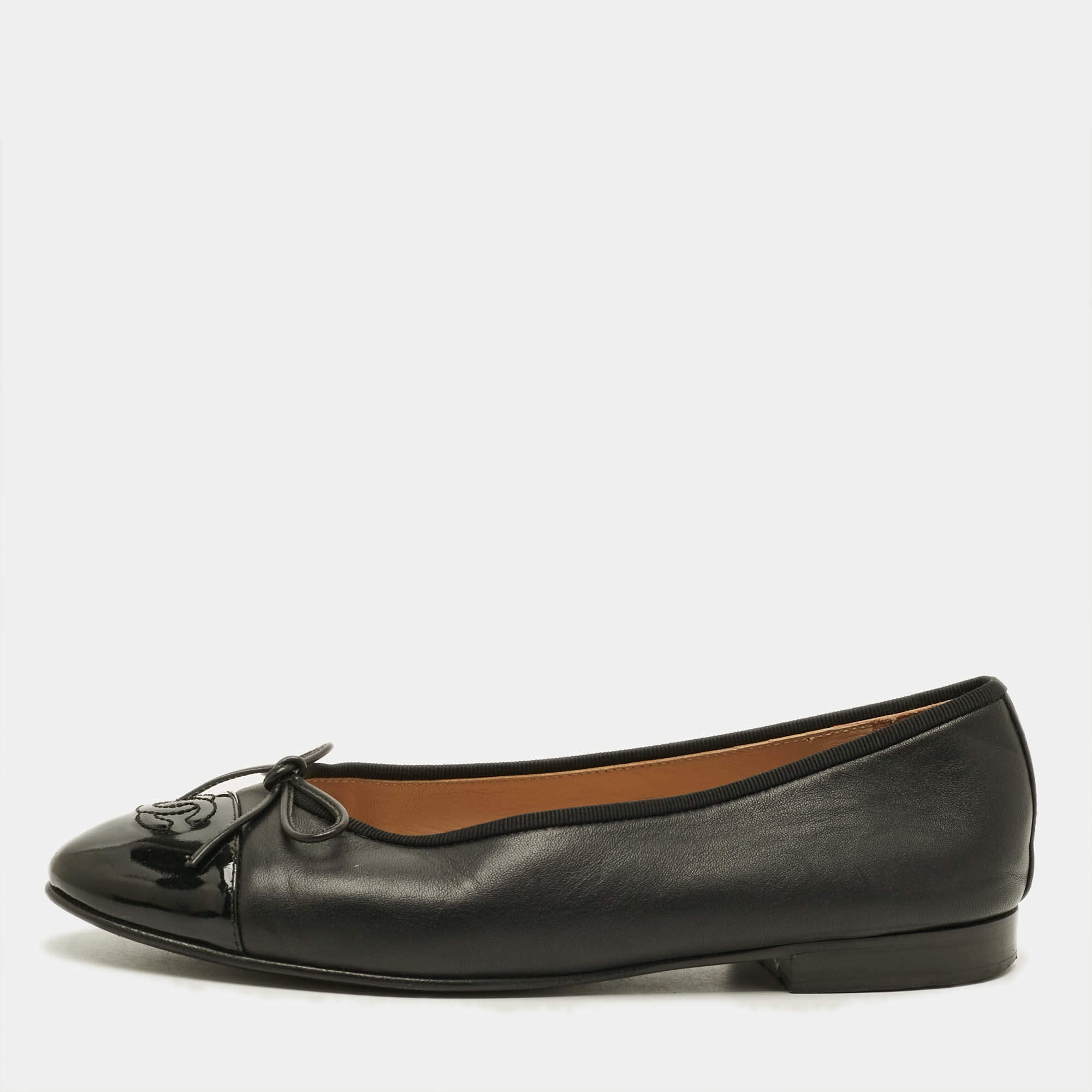 Pre Owned حذاء باليه فلات شانيل جلد براءة اختراع مبطن أسود مقدمة قوس مقاس 41.5