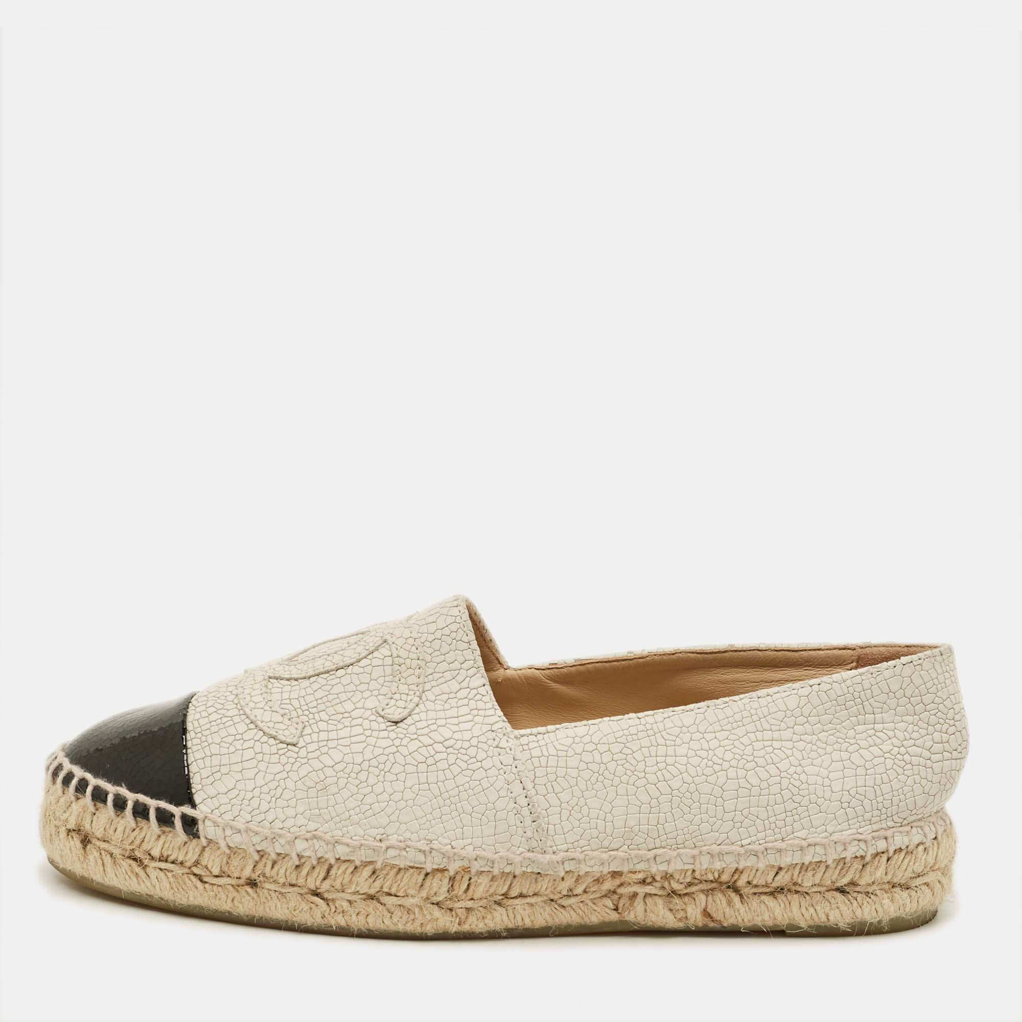 مملوكة مسبقًا حذاء رياضي شانيل إسبادريل جلد بيج / أسود مزخرف بشعار CC متشابك مقاس 37