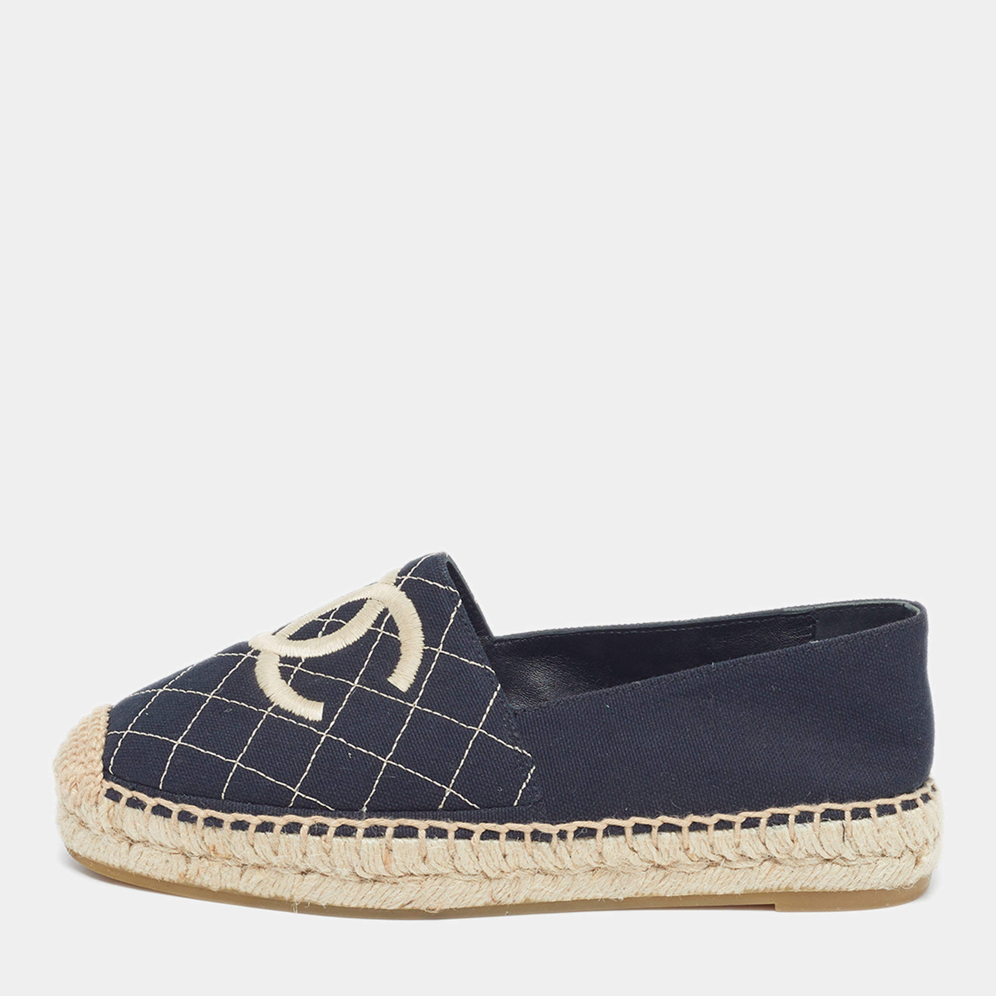 مملوكة مسبقًا Chanel CC Size 36 Navy Blue Canvas Espadrille Flats