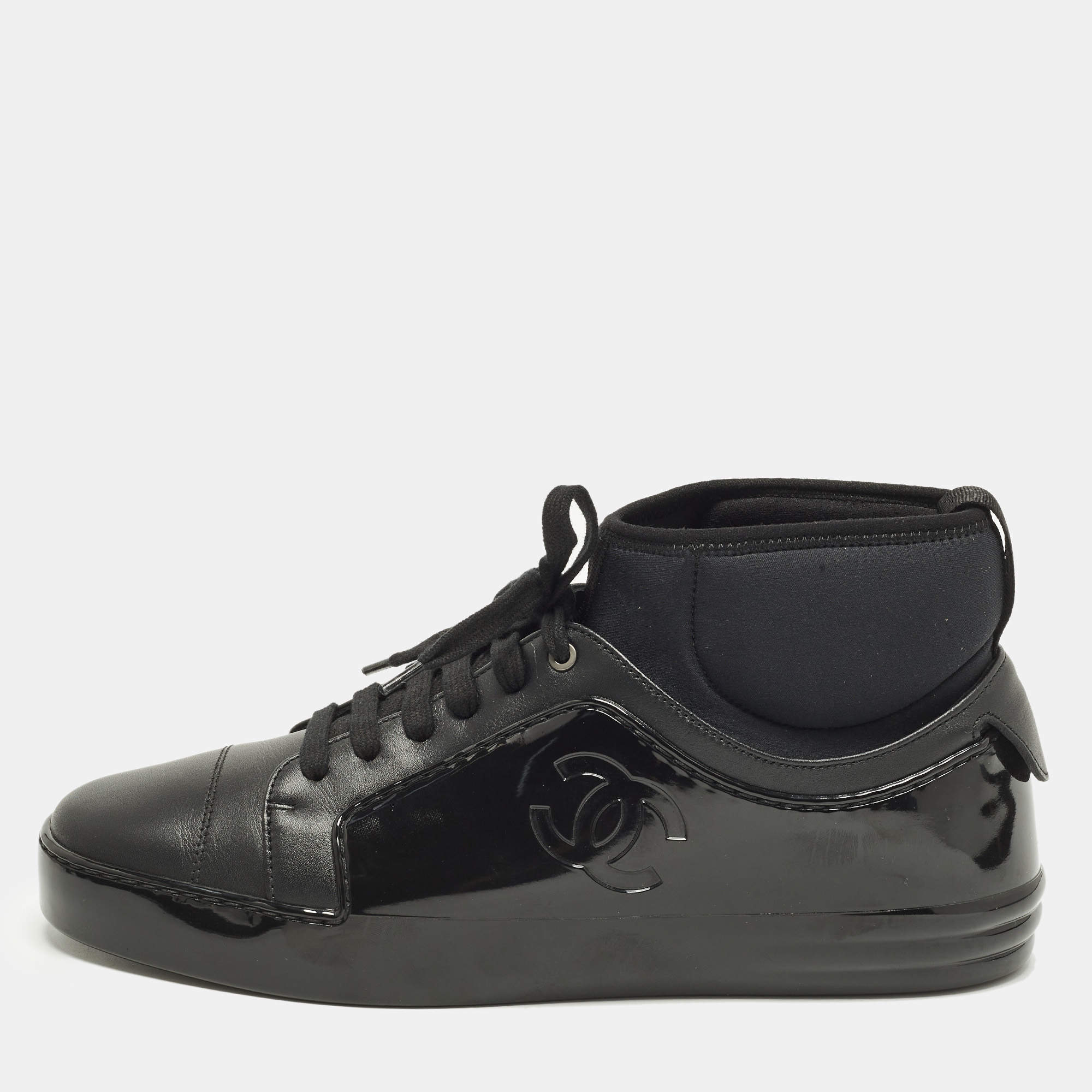 مملوكة مسبقًا Chanel Size 41 Black Rubber And Leather CC Mid Top Lace up Sneakers 