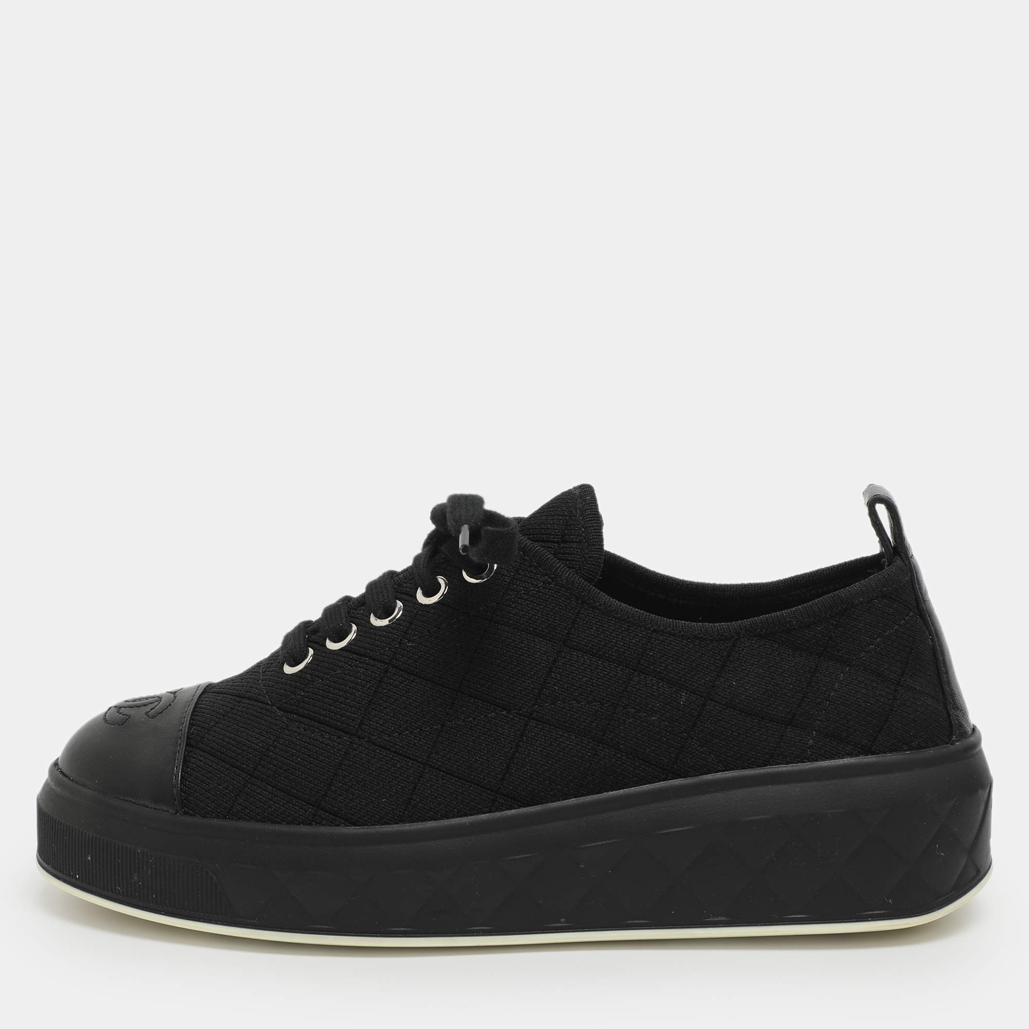 مملوكة مسبقًا Chanel CC Cap Toe Size 35.5 Black Canvas and Leather Low Top Sneakers