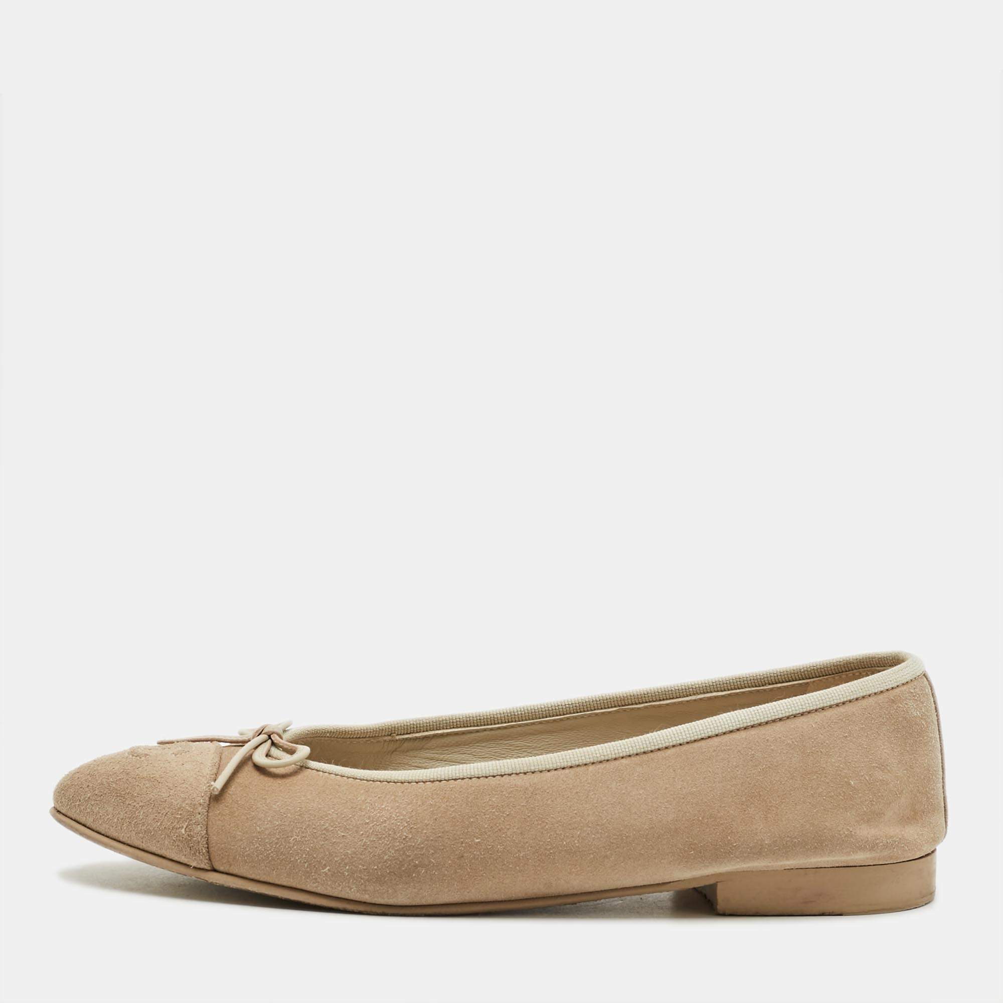 Pre Owned حذاء باليرينا فلات سويدي بيج مبطن سي سي غطاء مقدمة بفيونكة مقاس 37