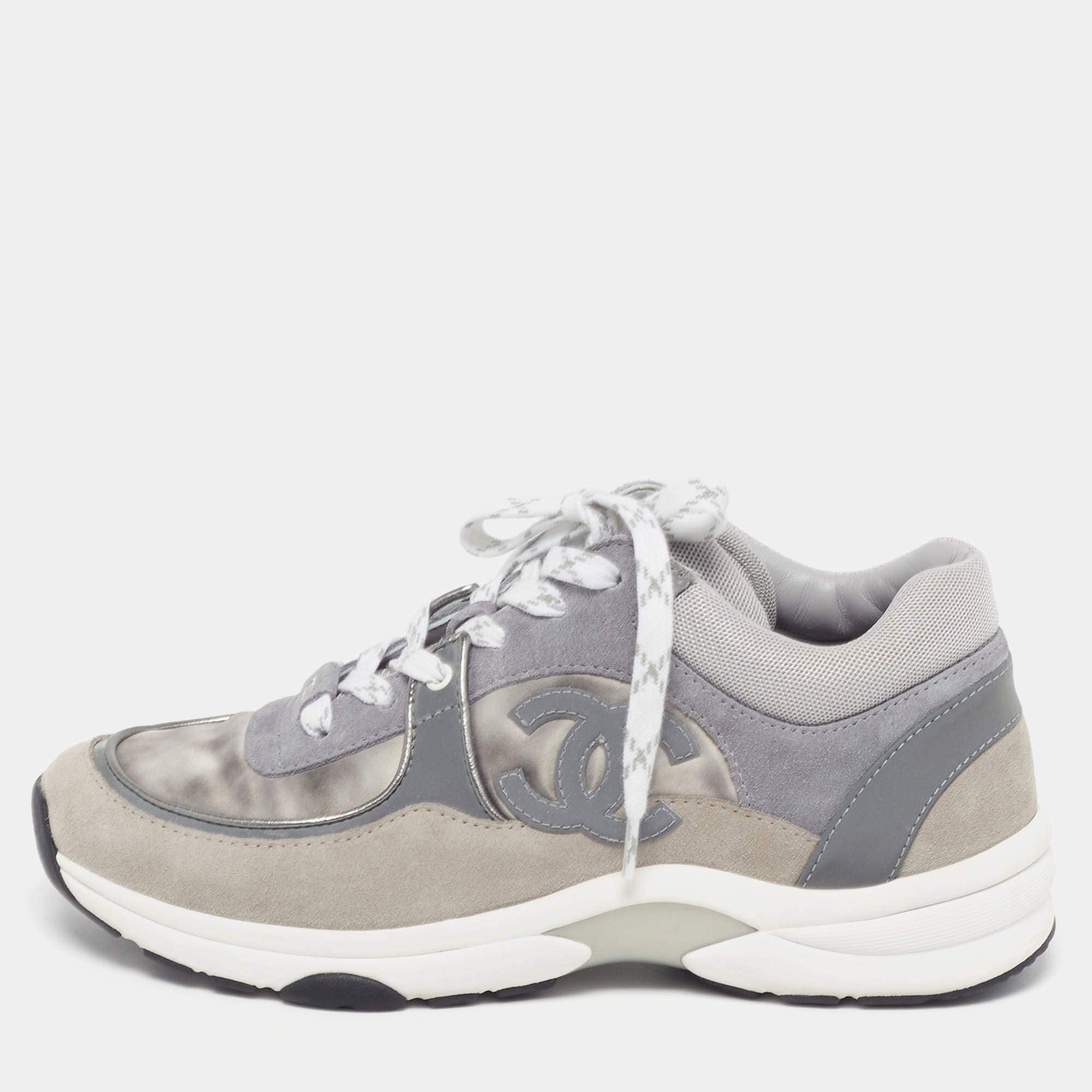 مملوكة مسبقًا Chanel CC Size 38 Two Tone Satin and Suede Lace Up Sneakers