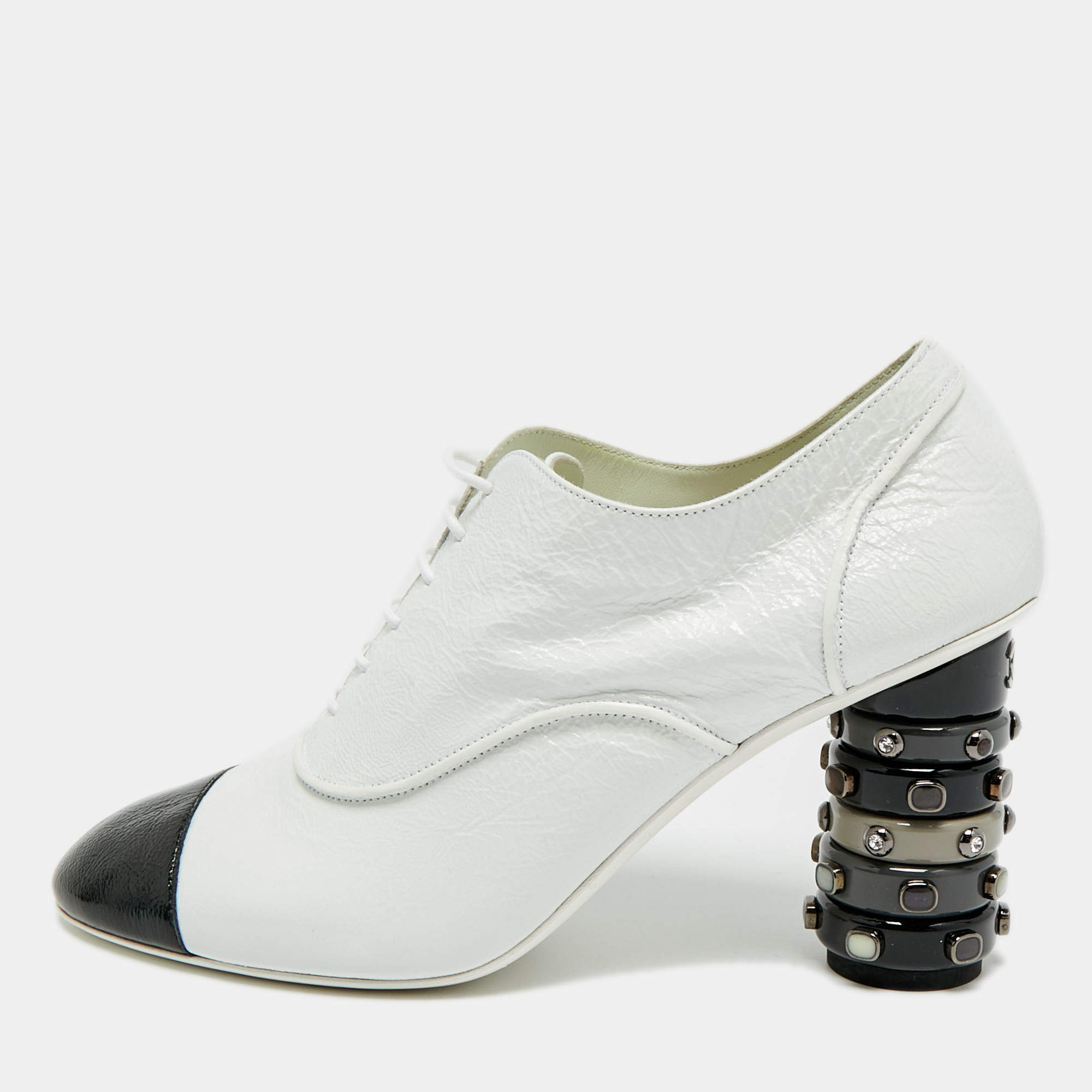 مملوكة مسبقًا Chanel CC Size 38 White/Black Leather Block Heel Pumps