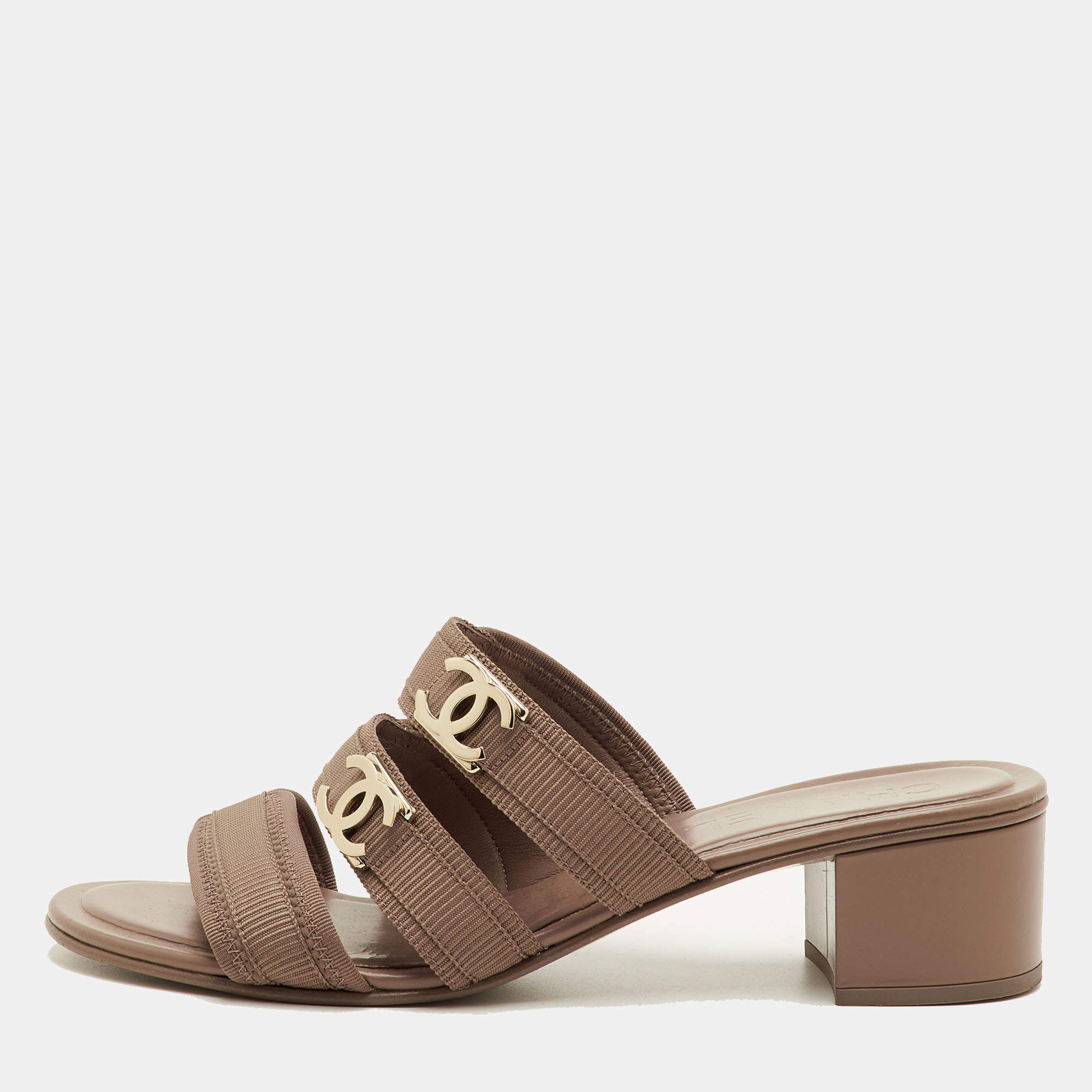 مملوكة مسبقًا Chanel CC Size 40 Brown Fabric Slide Sandals