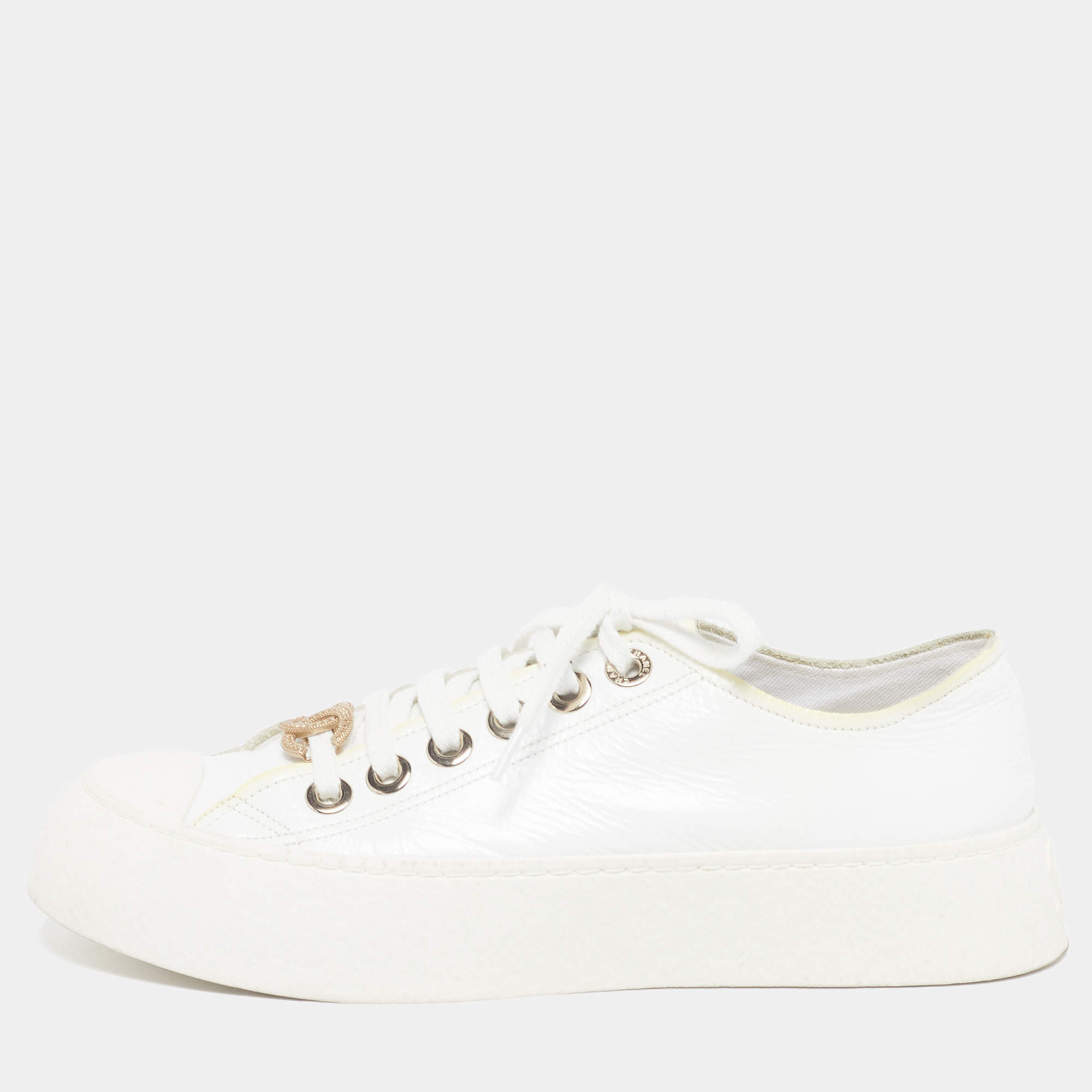 مملوكة مسبقًا حذاء رياضي شانيل جلد منخفظ من أعلى بمشابك CC مقاس 36