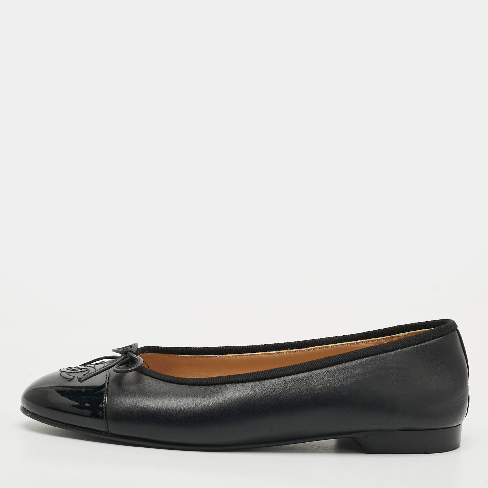 مملوكة مسبقًا حذاء فلات باليه شانيل فيونكة سيات سي تو كاب جلد أسود مقاس 39