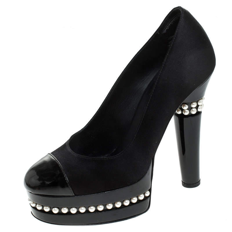 مملوكة مسبقًا حذاء كعب عالي شانيل نعل سميك لؤلؤ غطاء مقدمة جلد لامع وساتان أسود مقاس 35.5