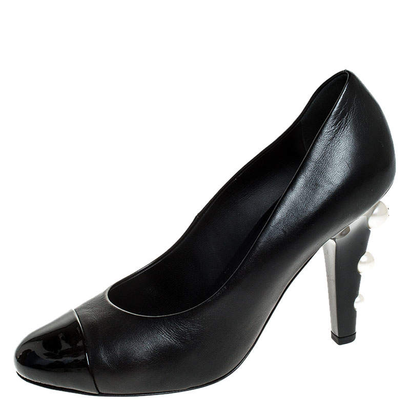 مملوكة مسبقًا حذاء كعب عالي شانيل كعب مزخرف لؤلؤ غطاء مقدمة جلد أسود مقاس 38