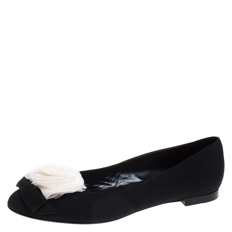 مملوكة مسبقًا Chanel Black Fabric And White Camellia Tulle Ballet Flats Size 40