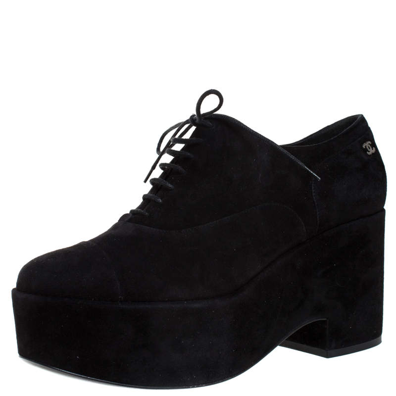 مملوكة مسبقًا حذاء أوكسفورد شانيل CC رباط نعل سميك سويدي أسود مقاس 40.5