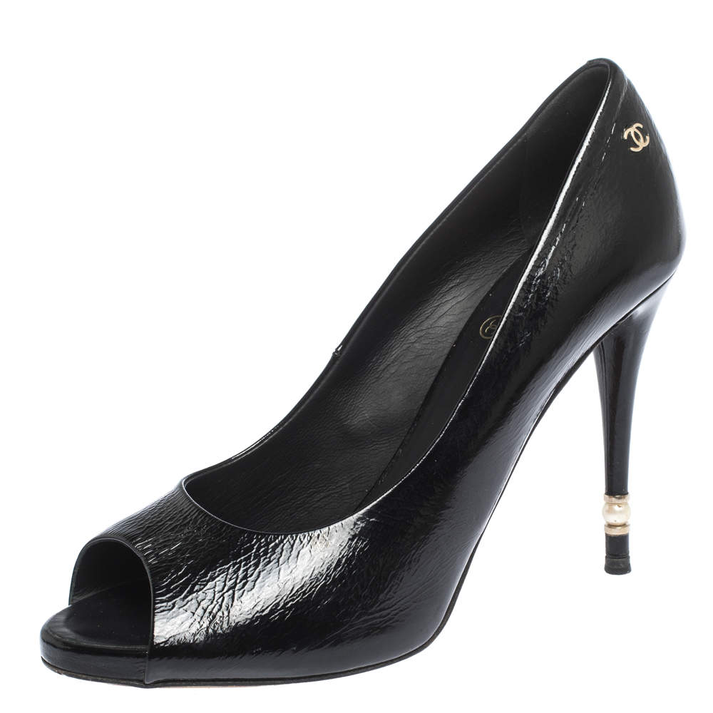 مملوكة مسبقًا حذاء كعب عالي شانيل مزخرف مقدمة مدببة جلد أسود لامع مقاس 40.5