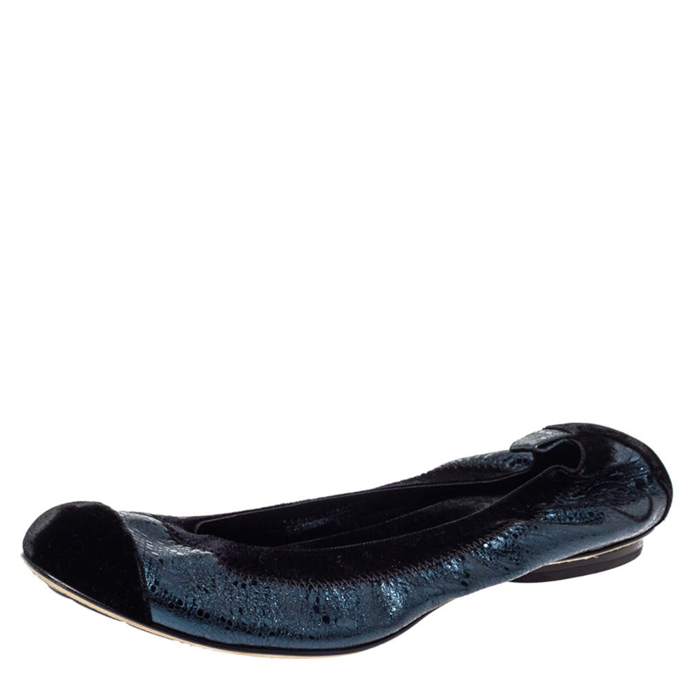 Pre Owned Chanel Metallic Blue Textured Leather And Black Velvet Scrunch CC Cap Toe Ballet Flats Size 38.5