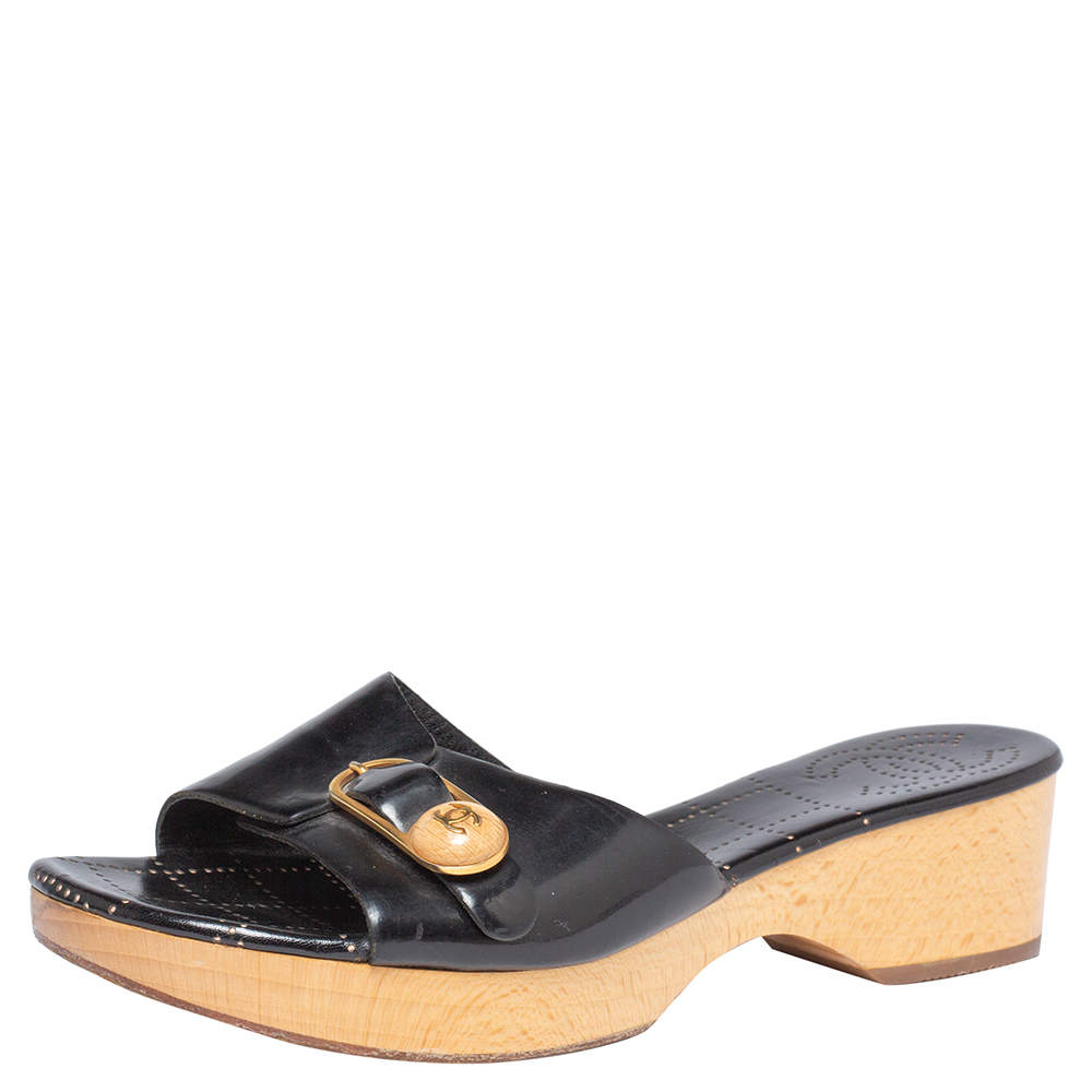 مملوكة مسبقًا Chanel Black Patent Leather CC Buckle Detail Wooden Clog Slides Size 40