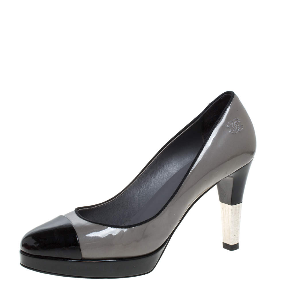 مملوكة مسبقًا Chanel Grey/Black Patent Leather CC Cap Toe Platform Pumps Size 38