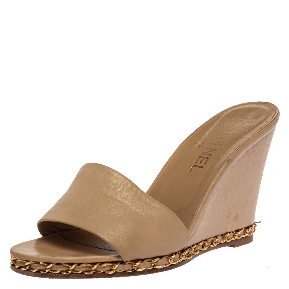 مملوكة مسبقًا Chanel Beige Leather Chain Me Wedge Slide Sandals Size 39