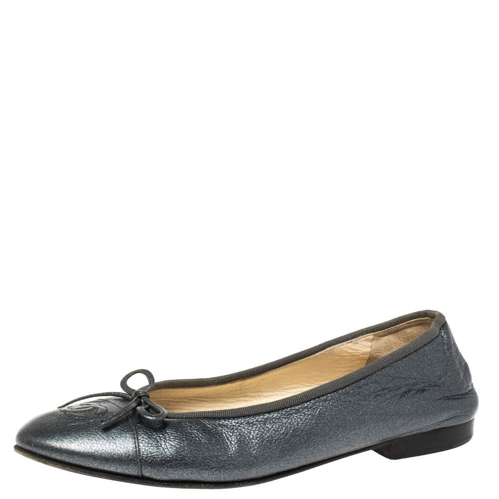 مملوكة مسبقًا Chanel Metallic Grey Leather Bow Ballet Flats Size 38
