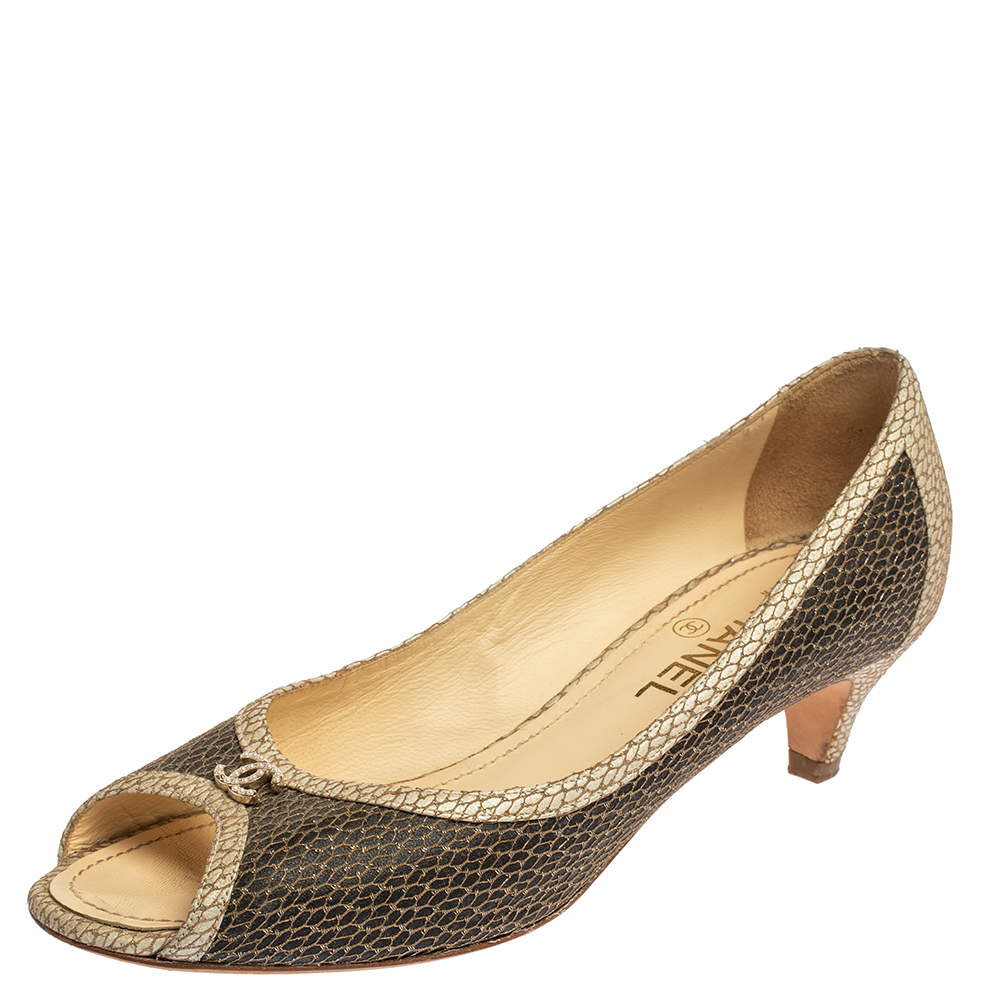 مملوكة مسبقًا Chanel Two Tone Textured Leather Open Toe CC Pumps Size 40.5 
