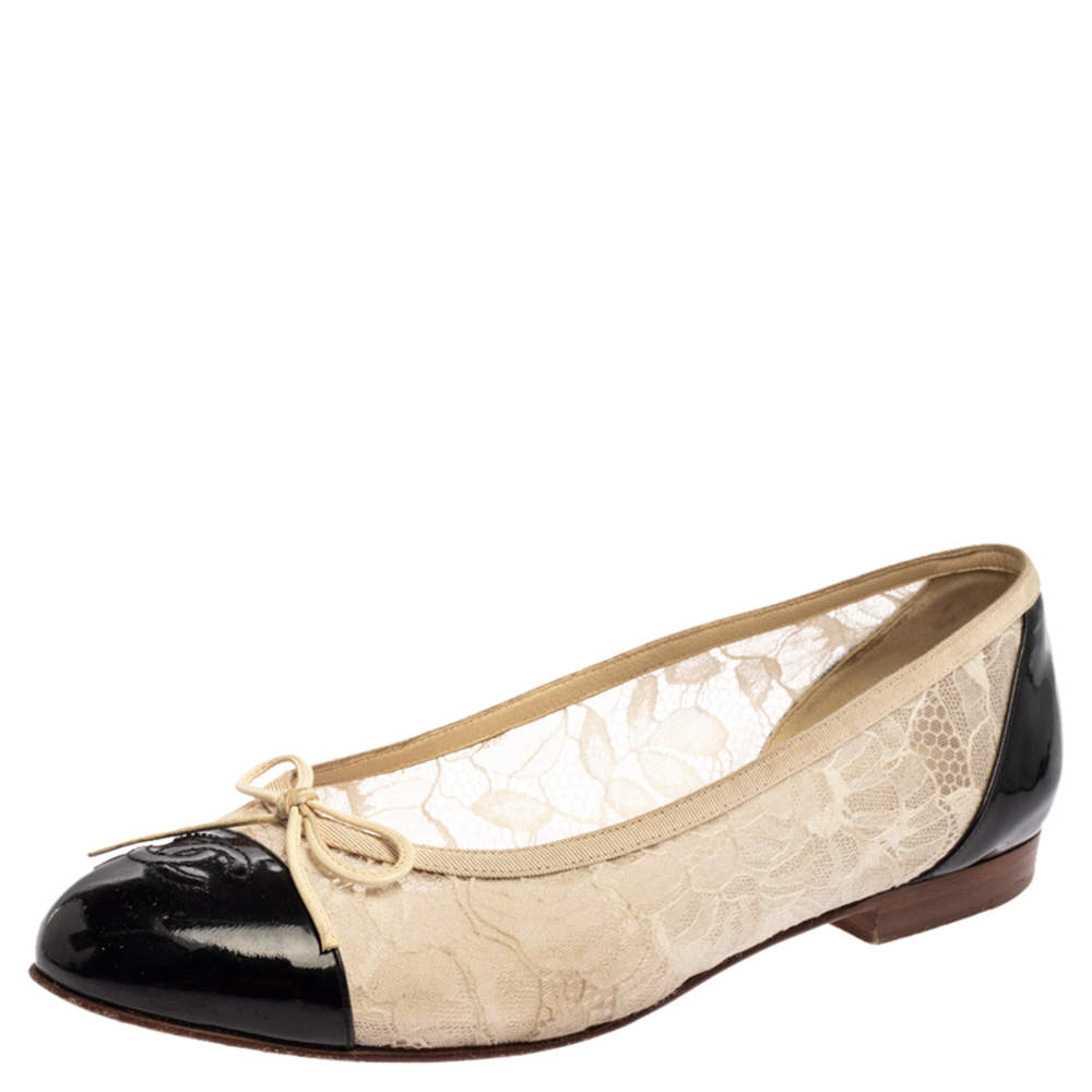 مملوكة مسبقًا Chanel White/Black Lace and Patent Leather Bow Ballet Flats Size 39.5