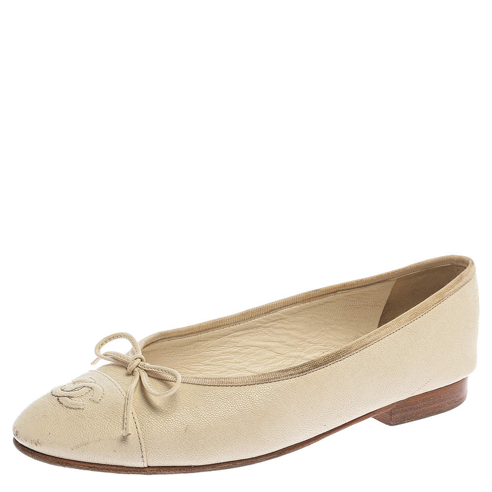 مملوكة مسبقًا Chanel White Leather CC Cap Toe Bow Ballet Flats Size 36.5