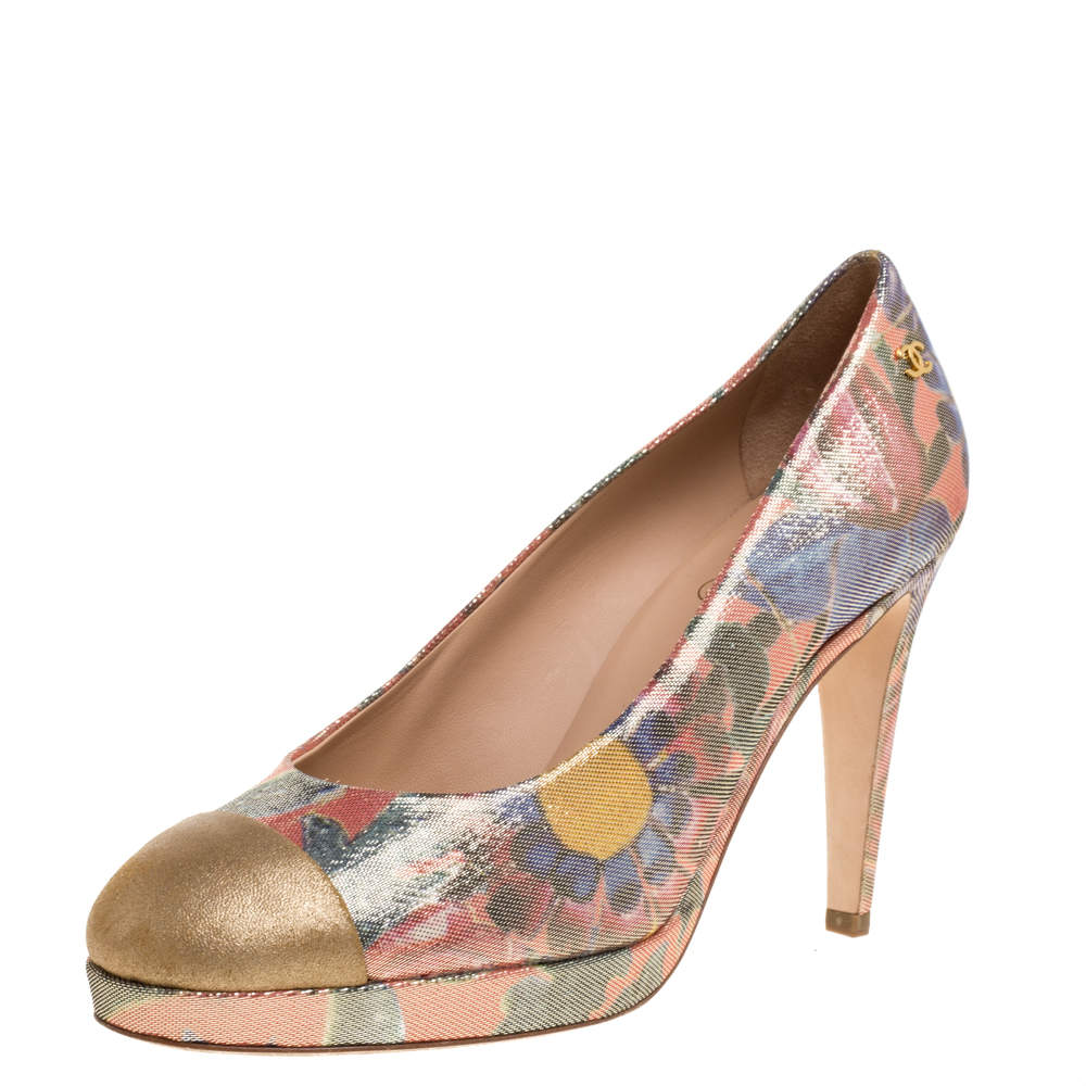 Pre Owned حذاء كعب عالي شانيل باريس دبي مقدمة ذهبية و نعل سمنيك جلد و قماش كريب لوريكس متعدد الألوان مقاس 39