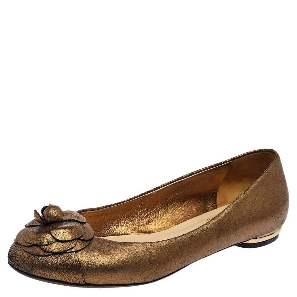 Pre Owned حذاء فلات باليه شانيل كاميليا جلد منقوش ذهبي مقاس 38