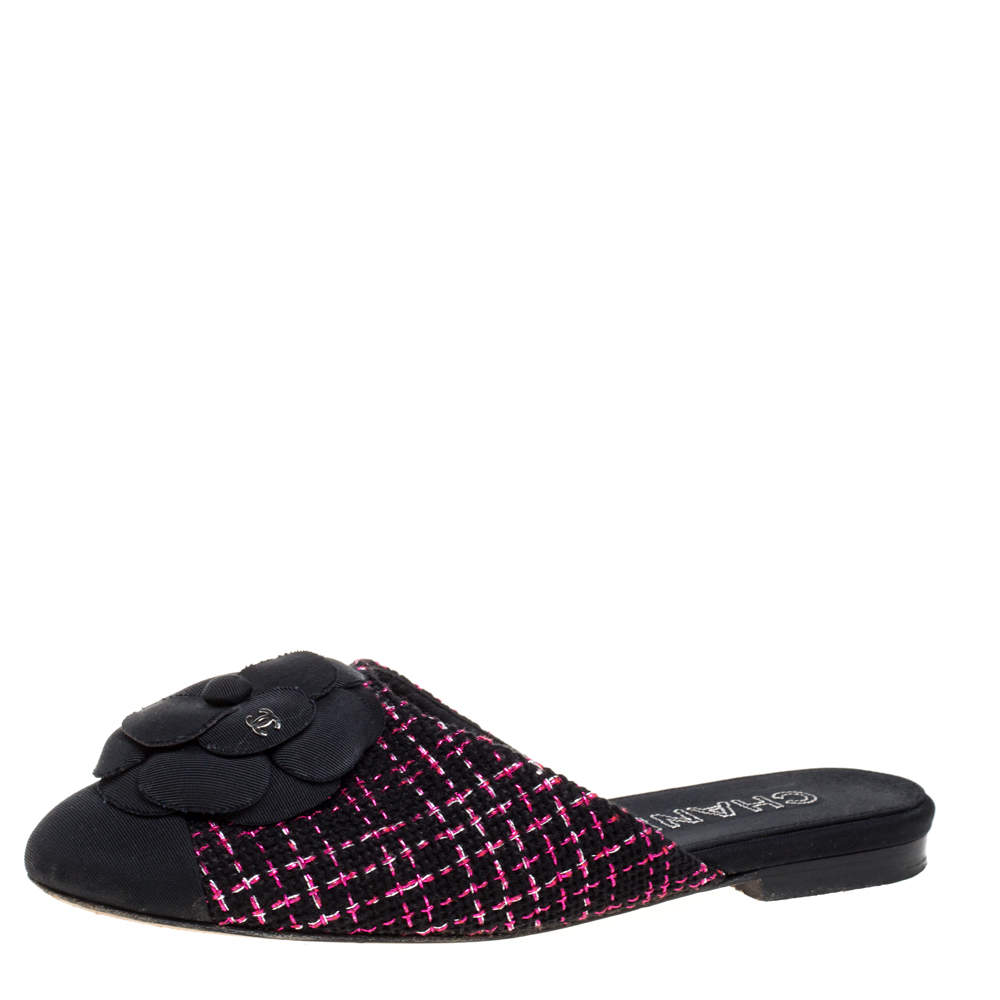 Pre Owned ح ذاء سلايد مولز شانيل غطاء مقدمة زهرة الكاميليا قماش تويد وردى / أسود مقاس 36.5