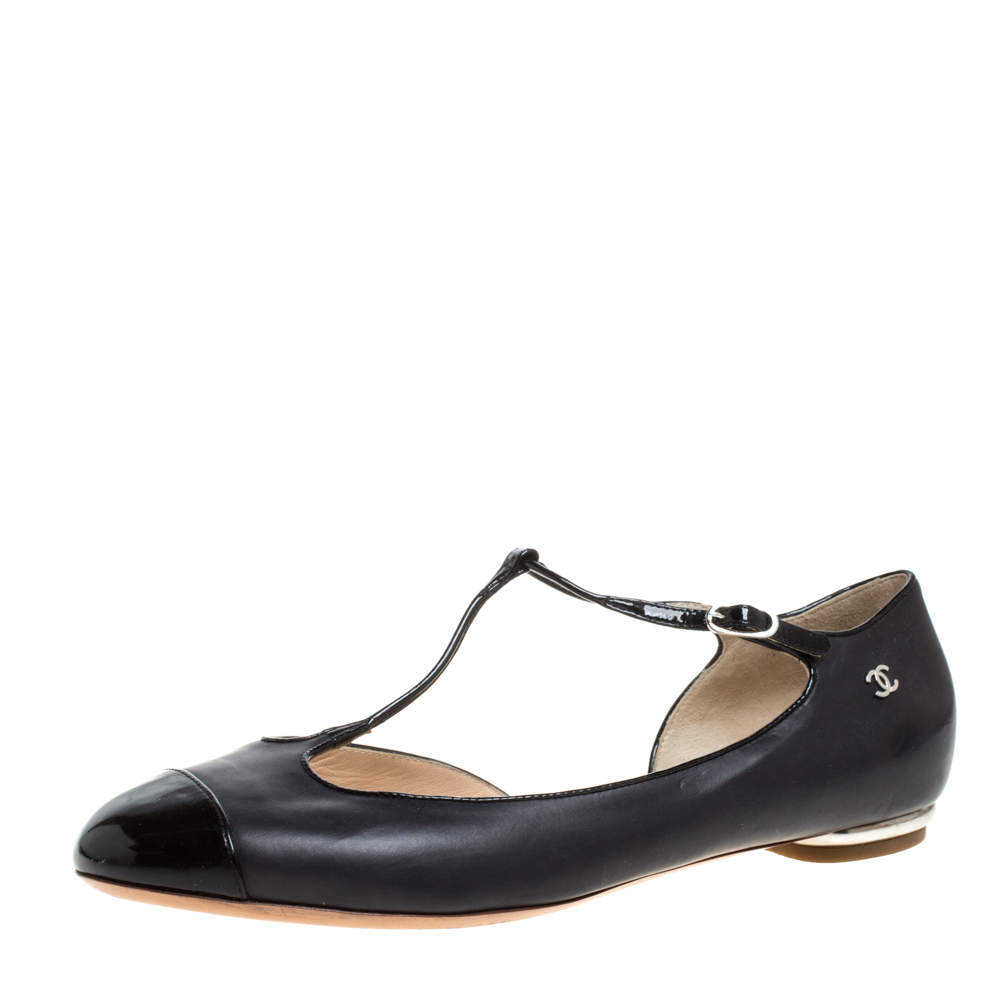 مملوكة مسبقًا Chanel Black Patent Leather D'orsay CC Cap Toe T Strap Flat Sandals Size 39.5