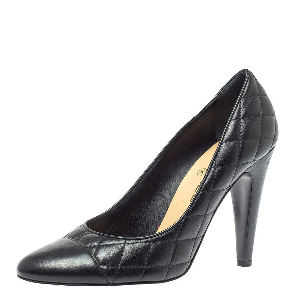 مملوكة مسبقًا Chanel Black Quilted Leather CC Cap Toe Pumps Size 41