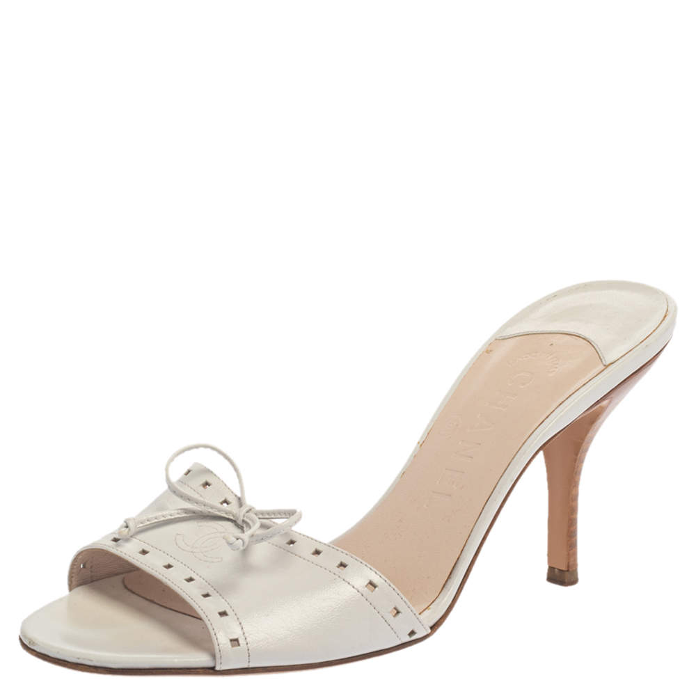 مملوكة مسبقًا صندل شانيل جلد أبيض بفيونكة مقاس 38