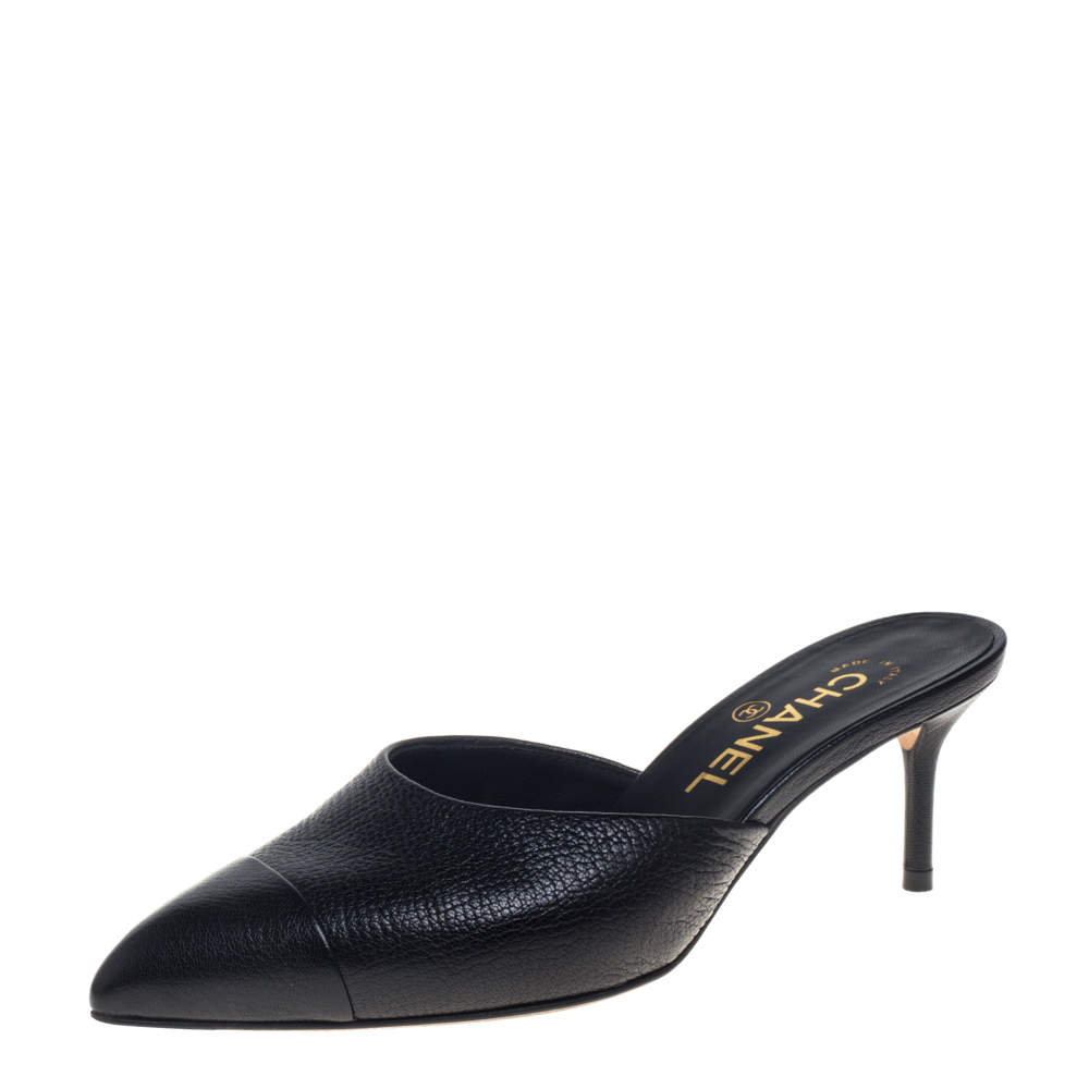 مملوكة مسبقًا  Chanel Black CC Leather Runaway Mule Sandals Size 36