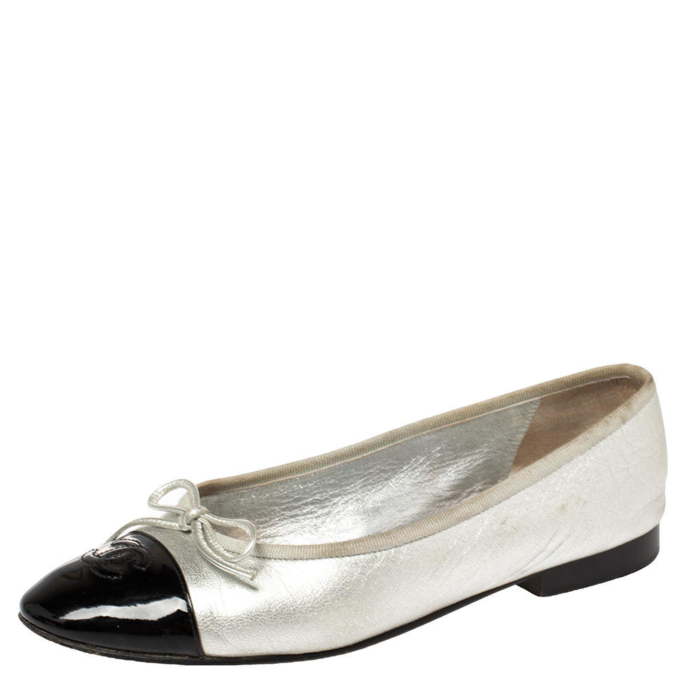 Pre Owned Chanel Silver/Black Patent Leather And Leather Bow CC Cap Toe Ballet Flats Size 36.5