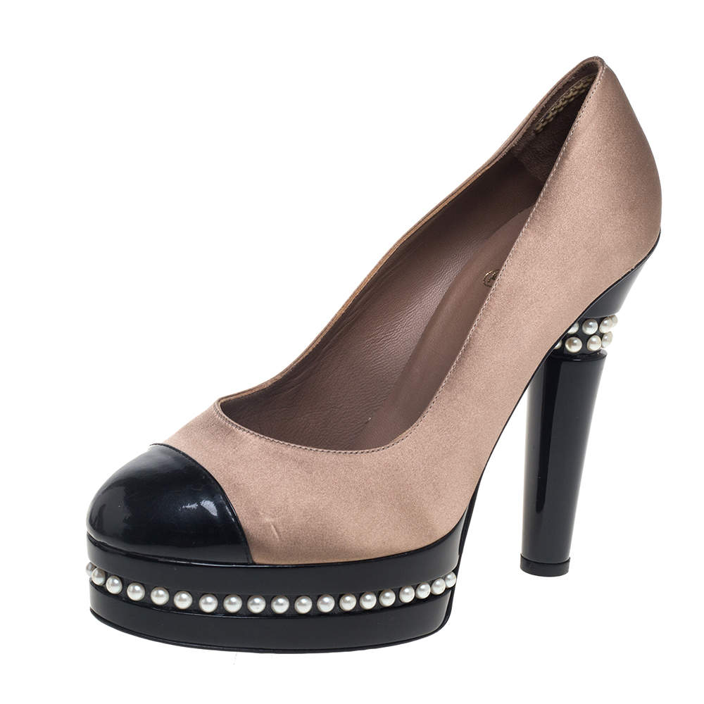 مملوكة مسبقًا Chanel Beige/Black Satin And Patent Leather Cap Toe Pearl Platform Pumps Size 39.5