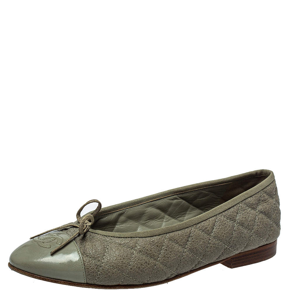 Pre Owned حذاء فلات باليه شانيل غطاء مقدمة فيونكة جلد لامع وجلد مبطن رمادى مقاس 38